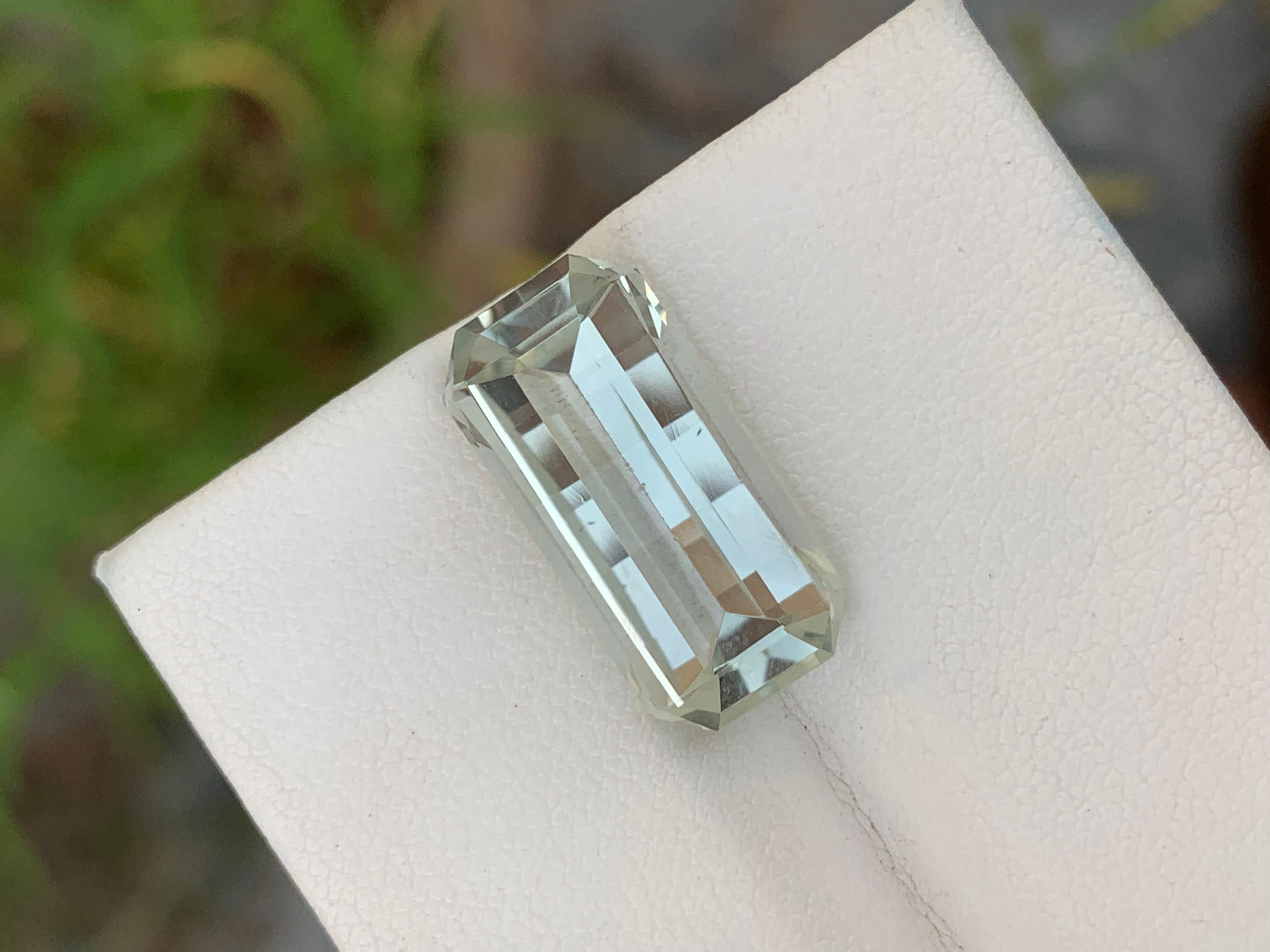 Prasiolita facetada 
Peso: 9,90 quilates
Dimensión: 18,8x9,3x7,6 Mm
Origen: Brasil
Color: Verde claro
Forma: Barra esmeralda
Corte: Corte Pixel / Pixelado 
Certificado: A petición del cliente
La amatista verde, también conocida como prasiolita, es
