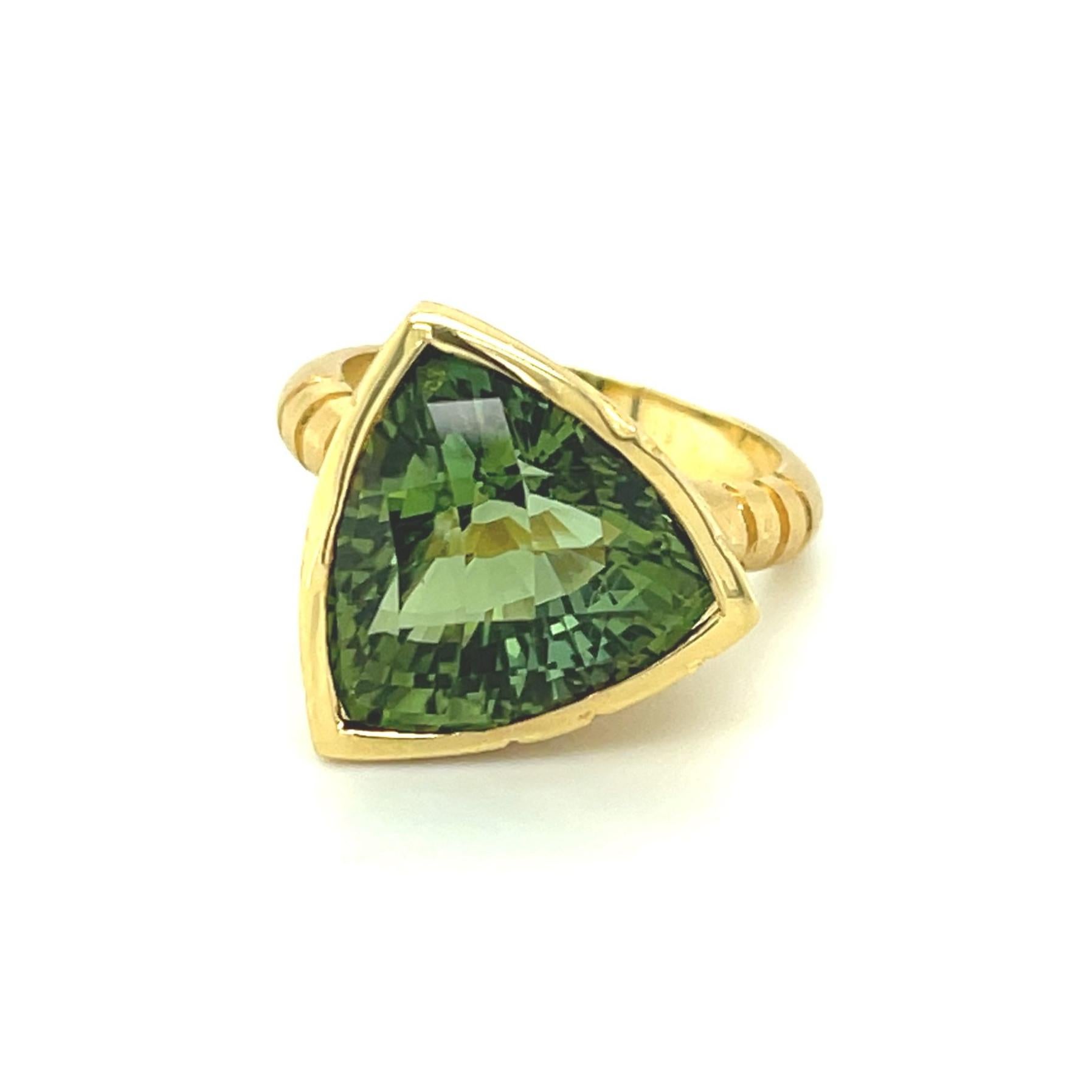 Women's or Men's Trillion Shape Green Tourmaline and Diamond Ring in 18k Yellow Gold, 9.92 Carats For Sale