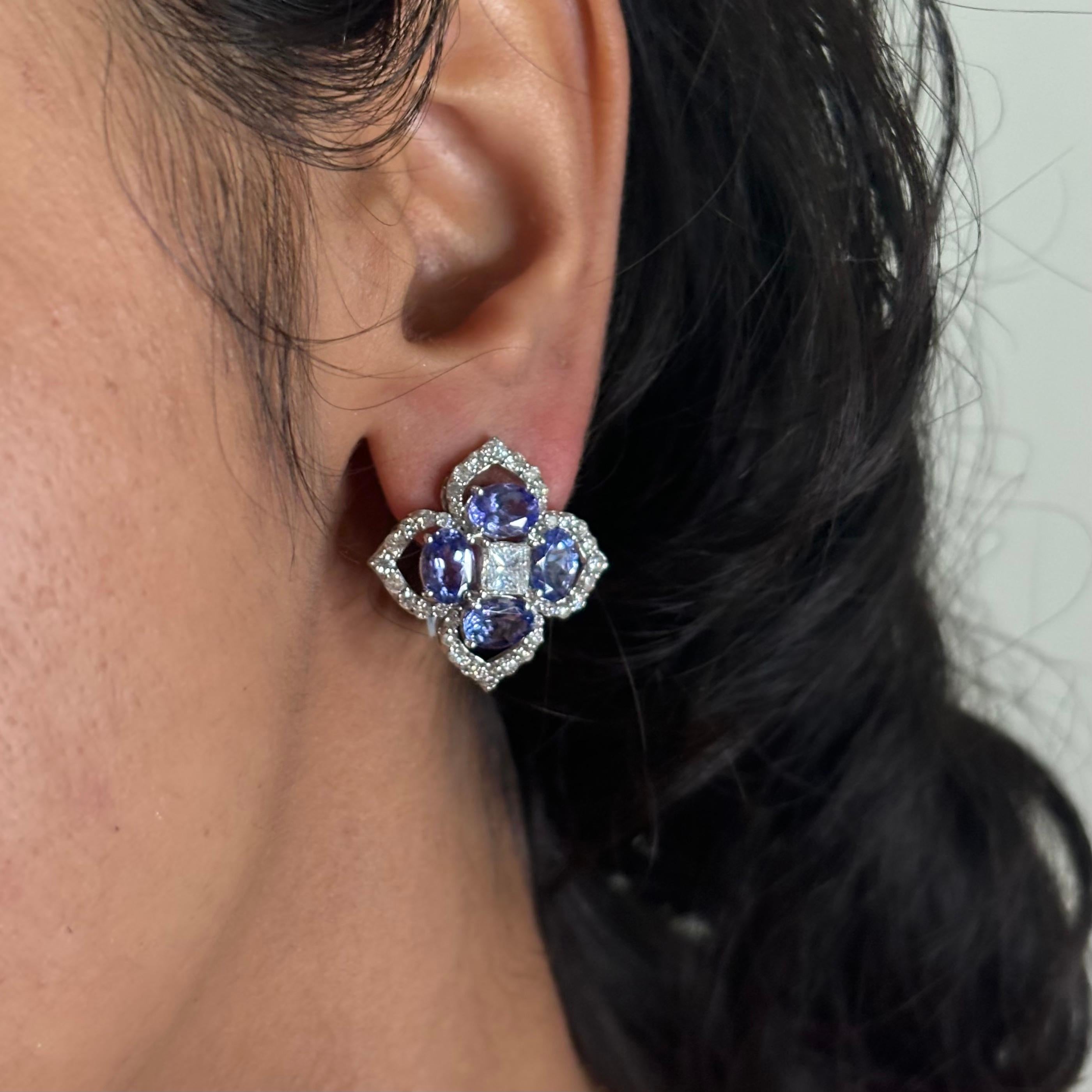 **Alle Schmuckstücke sind Unikate**
**Gewicht des Diamanten und Reinheit des Goldes**


Gönnen Sie sich den Luxus dieser atemberaubenden Diamant- und Tansanit-Ohrringe, die jedes Ensemble aufwerten. Diese Ohrringe sind aus hochwertigem 14-karätigem