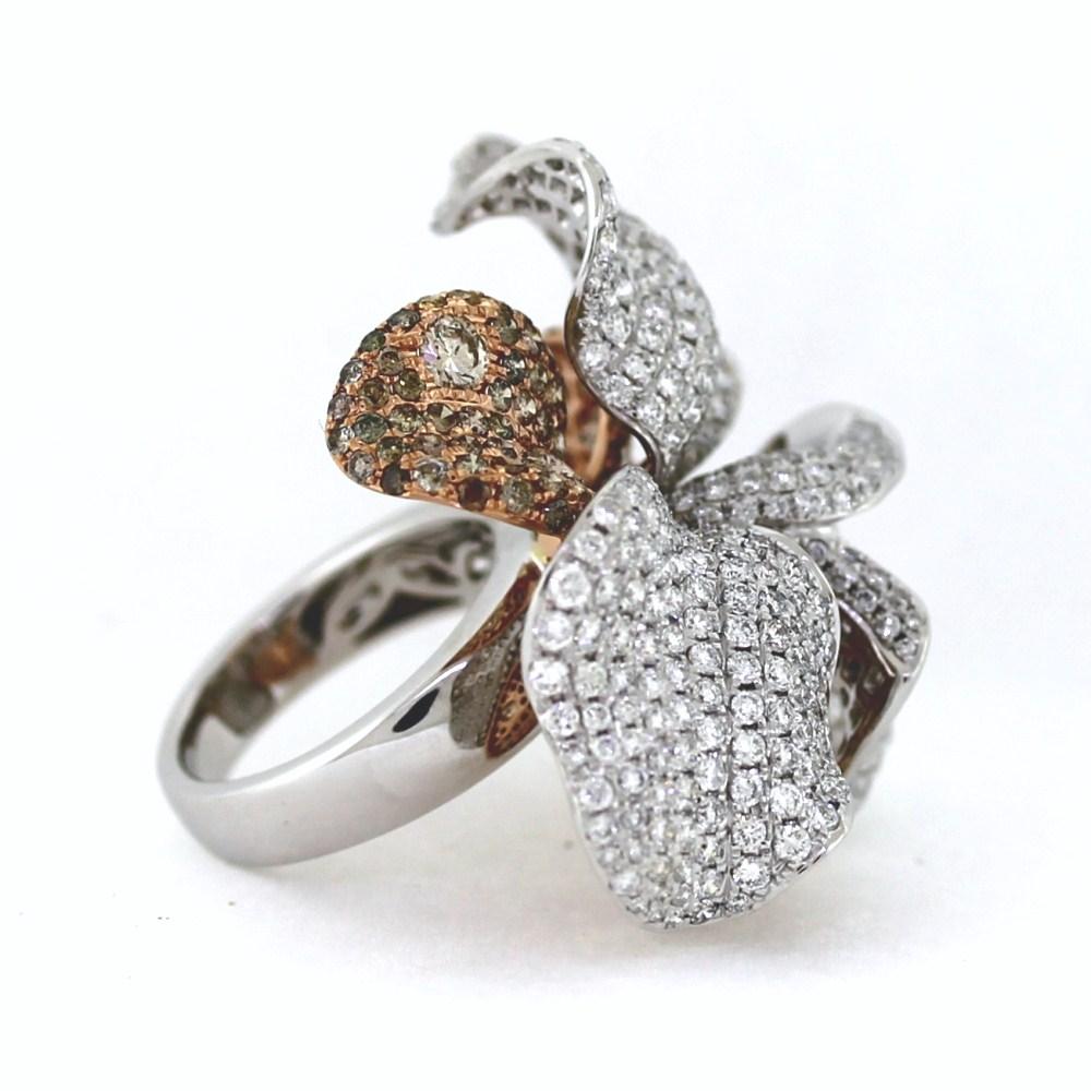 9.921ctw Round Brilliant Cut Two-Tone Diamond Floral Pave Ring

This unique ring showcases a beautiful 6 petal flower pave design with 3.94ctw light brown round brilliant diamonds set in 18 karat rose gold and 5.27ctw round brilliant cut diamonds
