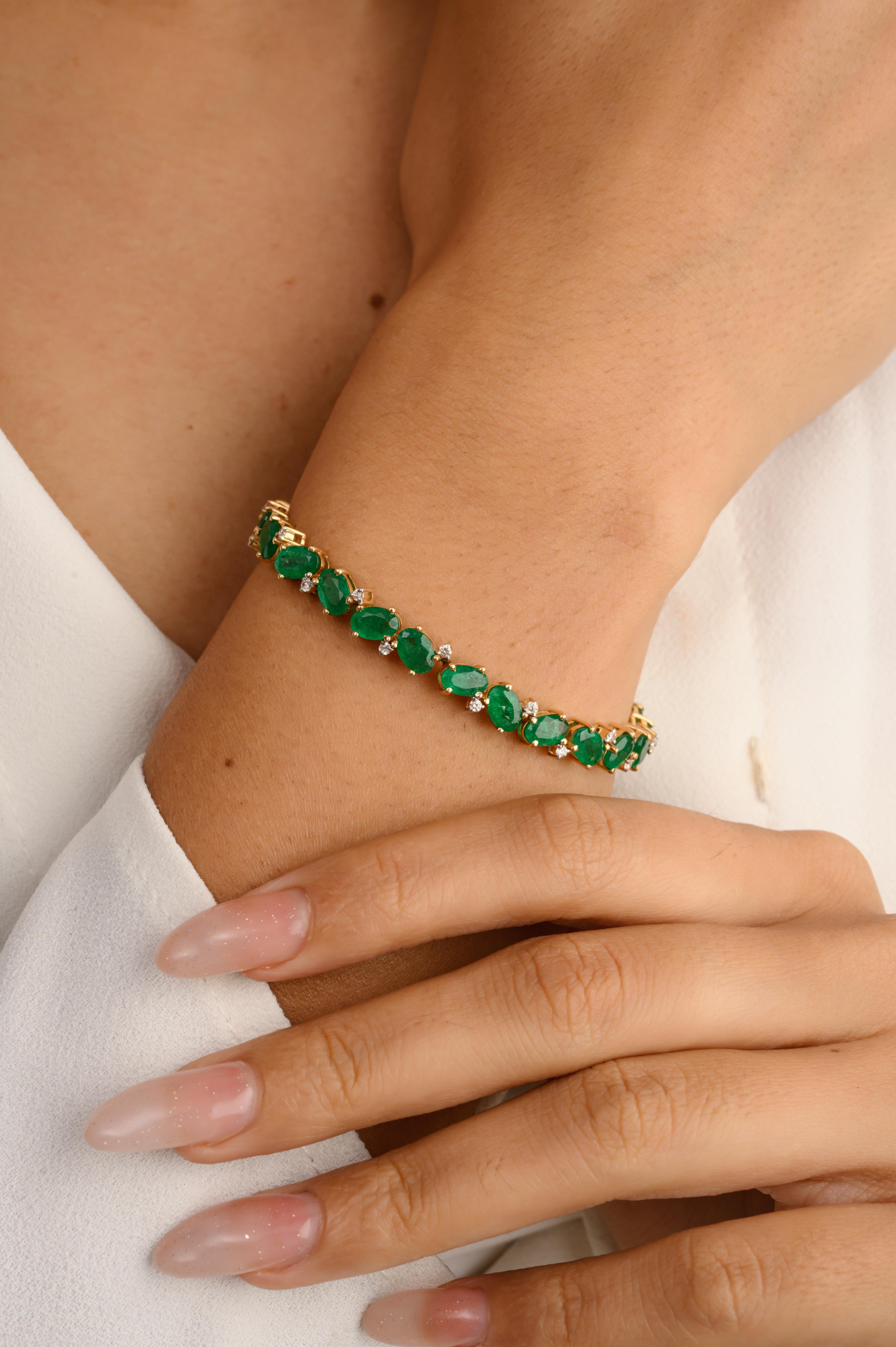 Ce bracelet de tennis en or 14 carats, orné d'une émeraude naturelle de 9,94 carats et de diamants pesant 0,38 carat, met en valeur une émeraude naturelle étincelante à l'infini, d'un poids de 9,94 carats et de diamants pesant 0,38 carat. Il mesure
