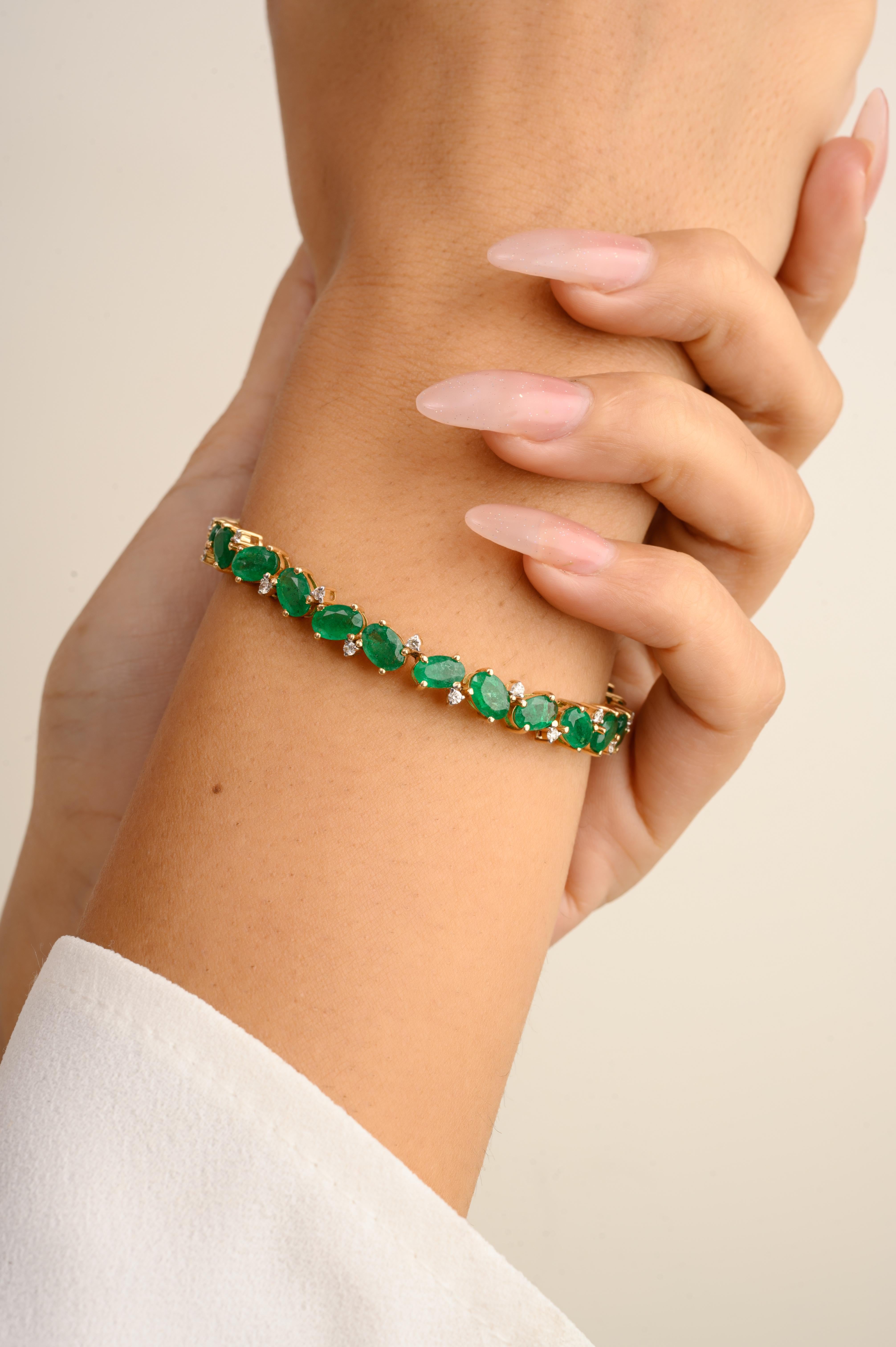 Taille ovale Bracelet tennis en or jaune massif 14 carats avec diamants et émeraudes naturelles de 9,94 carats en vente