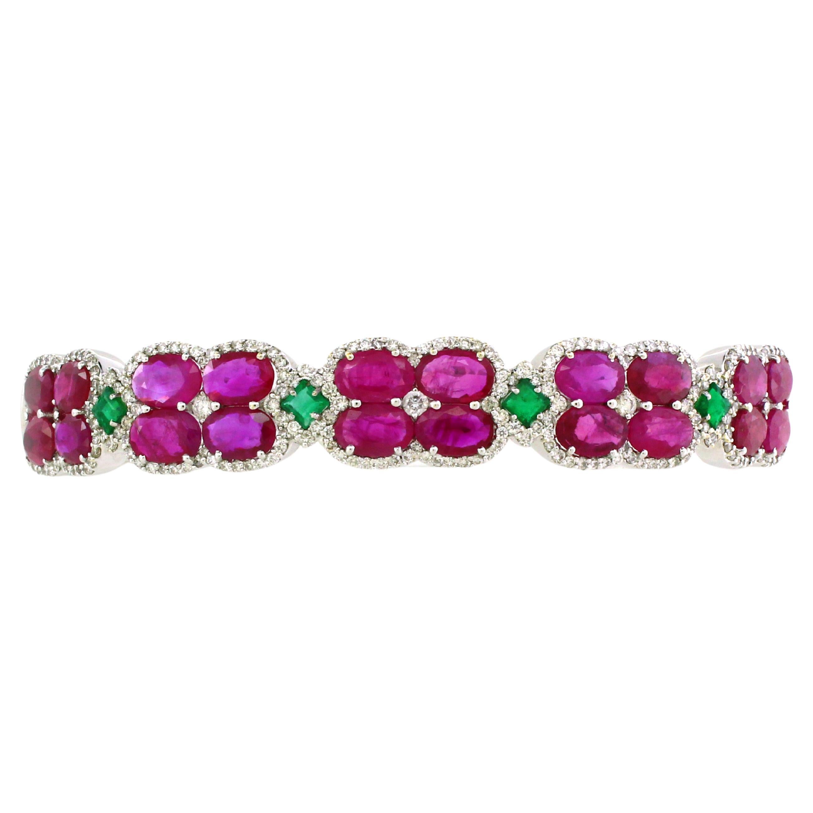 9.94 cts of Ruby and 0.53 cts of Emerald Cuff Bracelet For Sale
