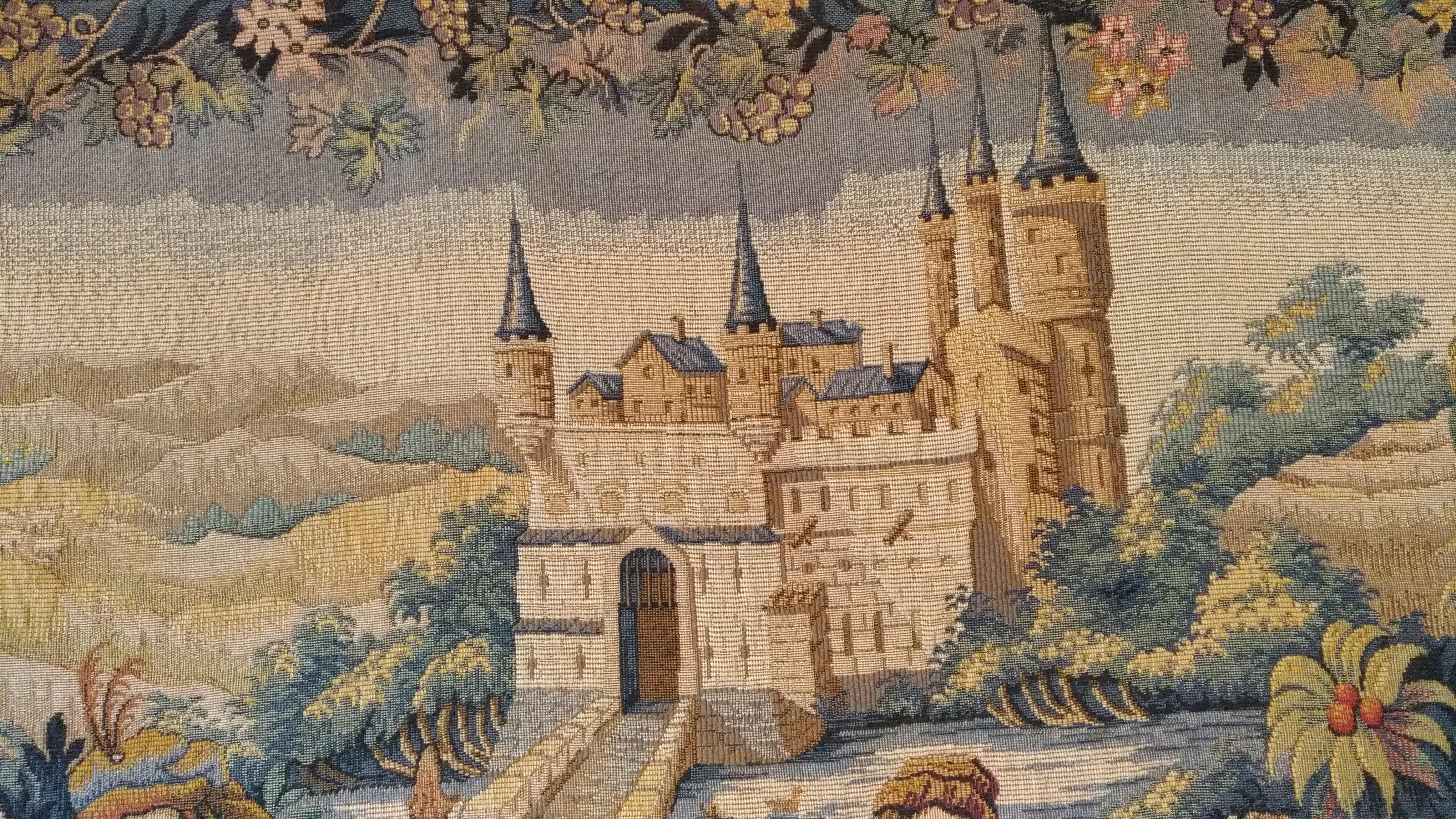 994 - Very beautiful French tapestry with a medieval drawing of harvest (Vendanges), and beautiful colors, mechanical Jaquar manufacture with wool.