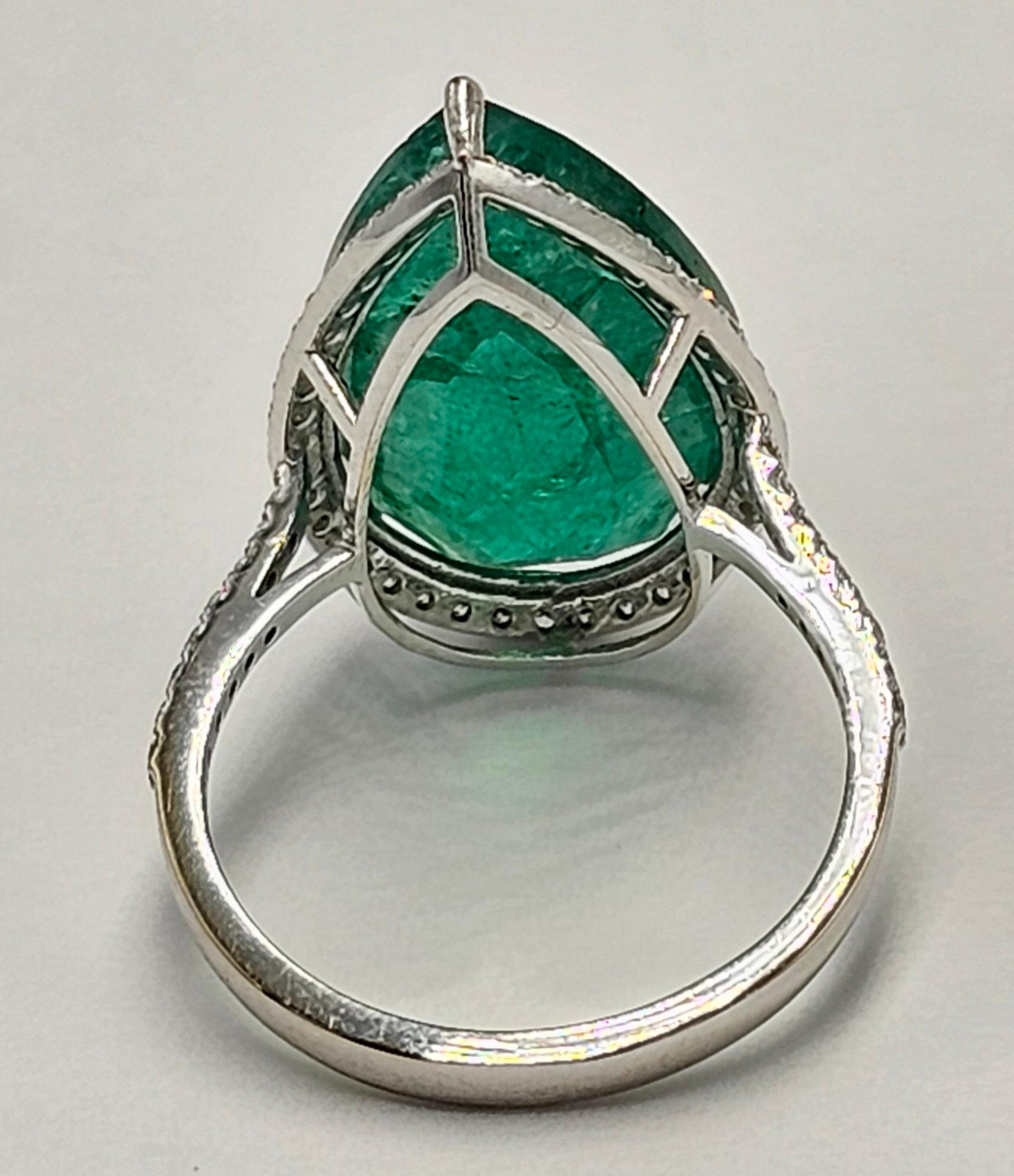 Modern 9.95 carat Natural Beryl Emerald set in 18K white Gold ring with diamonds For Sale