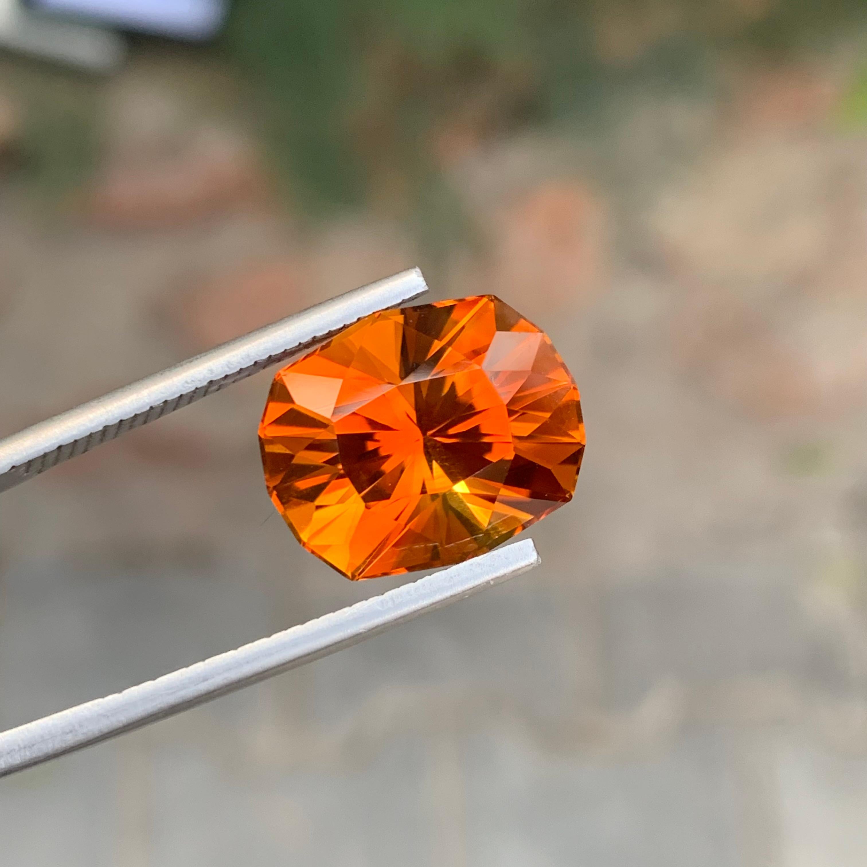Citrino de Madeira suelto 

Peso: 9,95 quilates
Dimensión: 14,8 x 12 x 10,7 Mm 
Origen: Brasil
Color : Naranja y amarillo
Forma: Cojín 
Certificado: A petición

El citrino de Madeira, una cautivadora gema que debe su nombre a los tonos ricos y