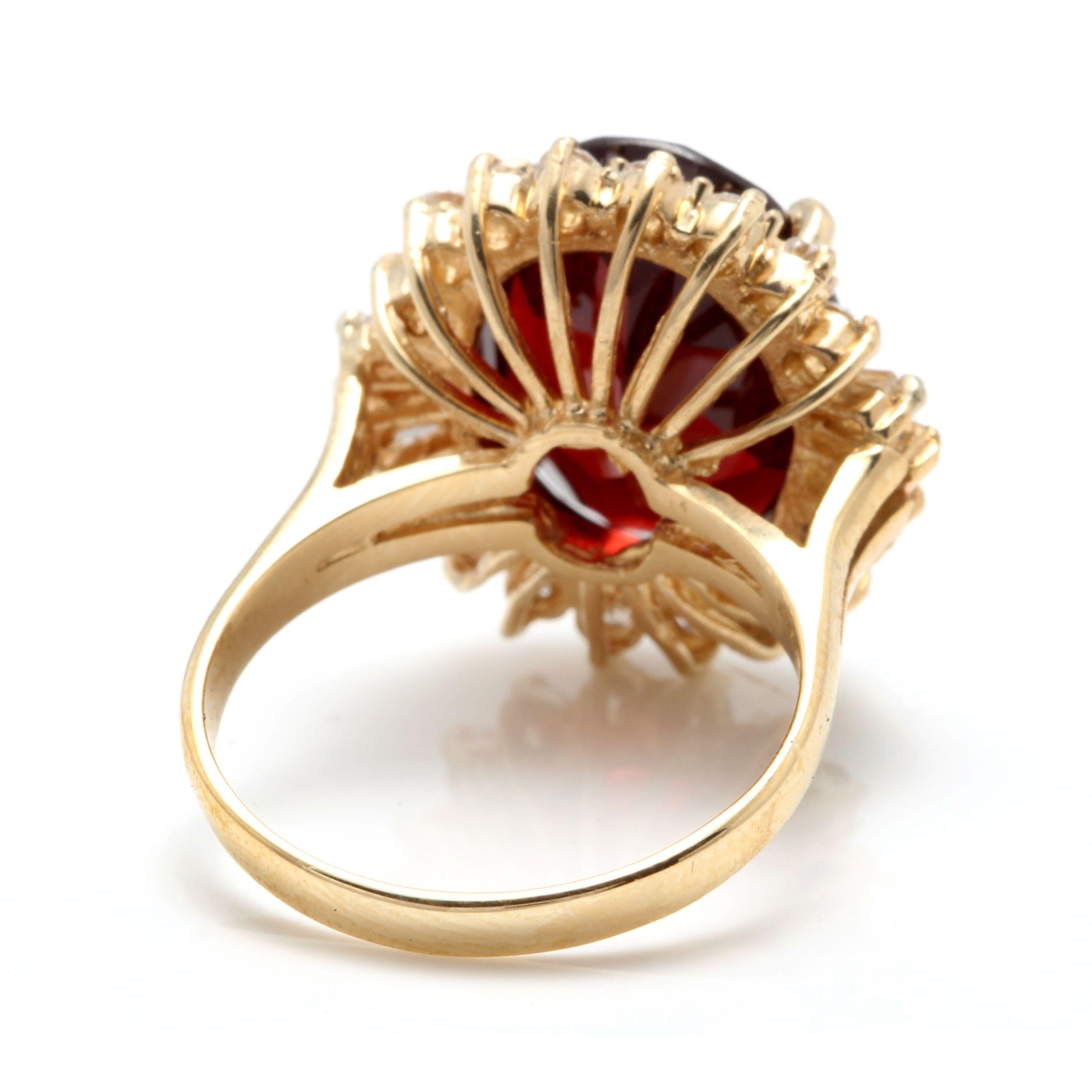 9.95 Carat Impressive Red Garnet and Natural Diamond 14 Karat Yellow Gold Ring In New Condition For Sale In Los Angeles, CA