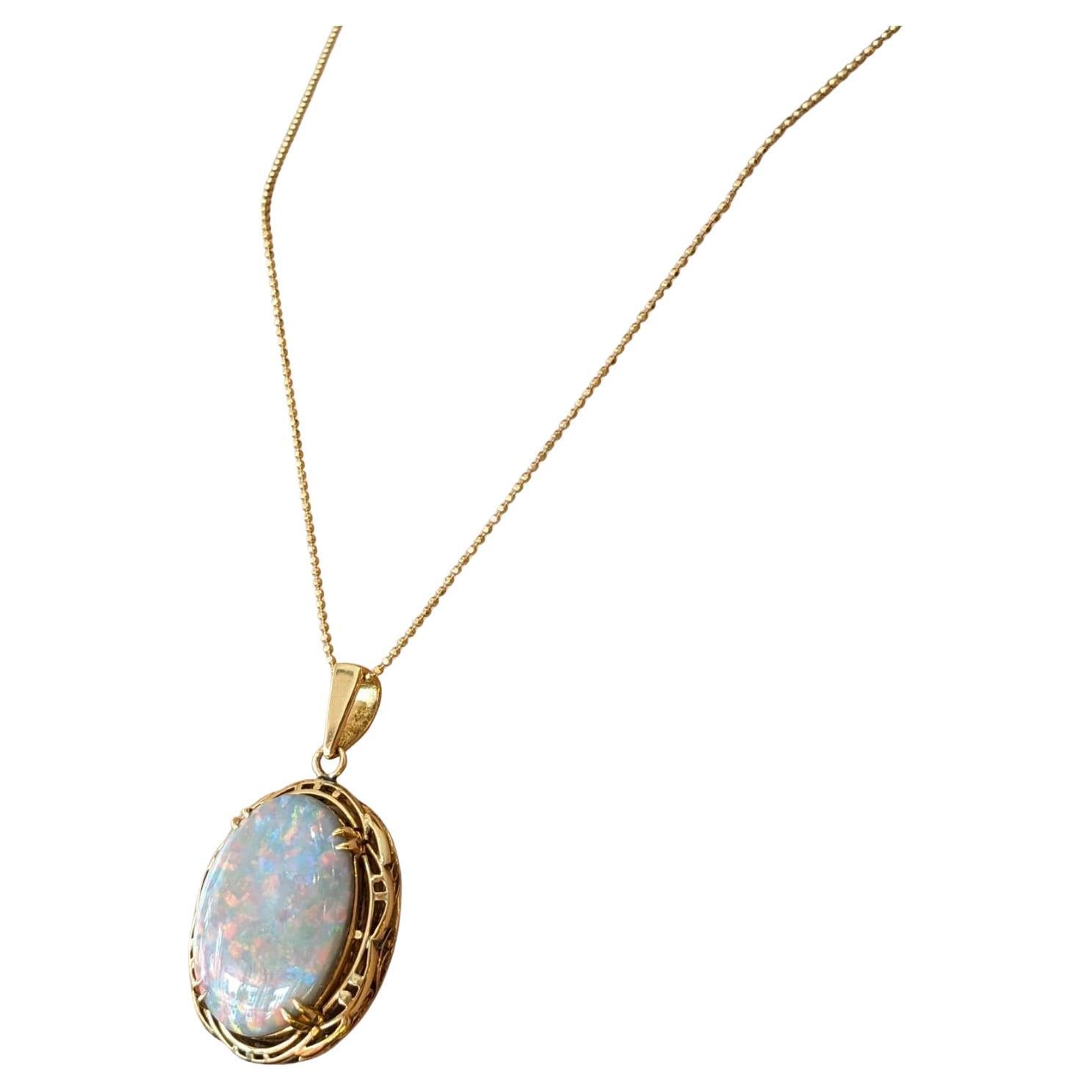 Collana con ciondolo di opale naturale da 9,95 carati in oro giallo 18 carati 

La collana con ciondolo Opale Naturale presenta un Opale ovale con giochi di colore rosa, viola e blu incastonato in una montatura in oro giallo 18 carati con intagli e