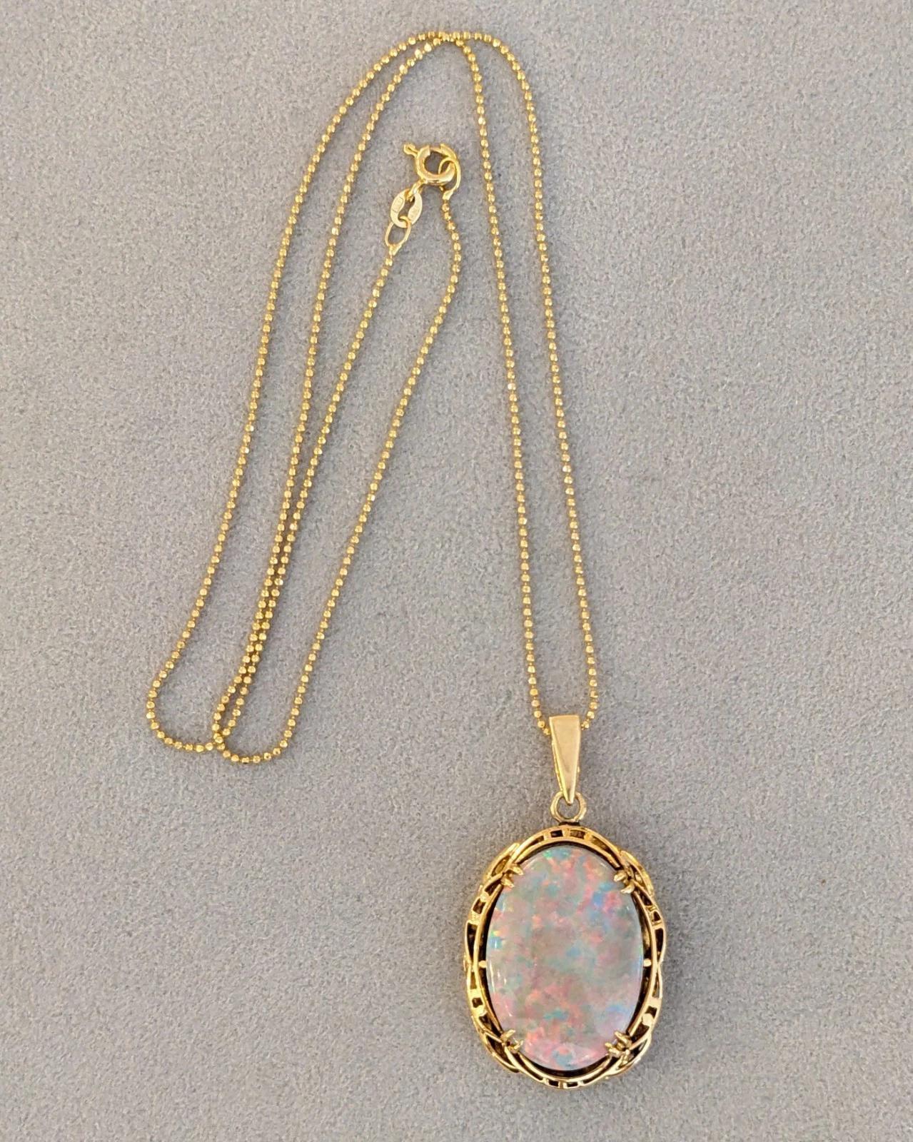 Collana con ciondolo di opale naturale da 9,95 carati in oro giallo 18 carati In condizioni ottime in vendita a La Jolla, CA