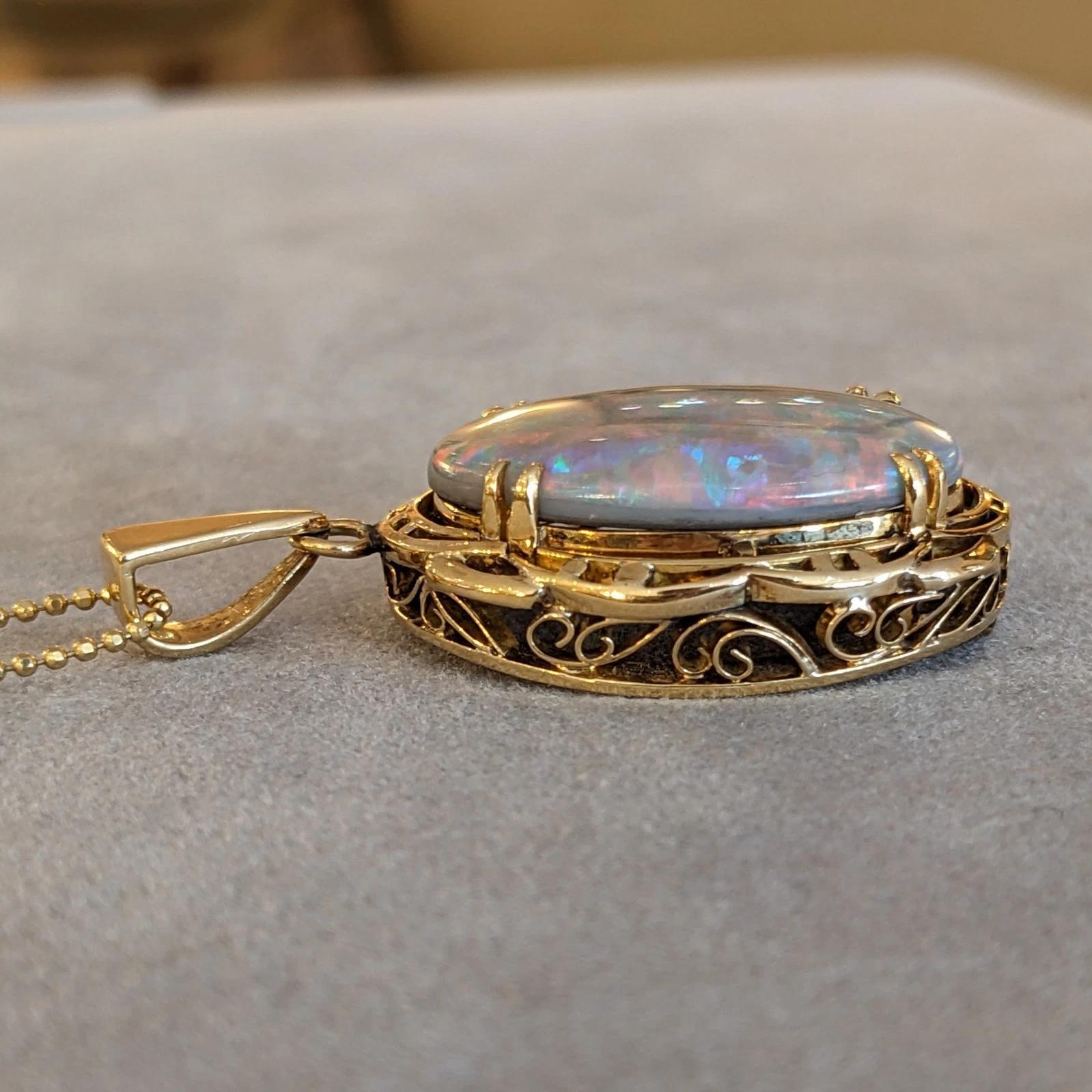 Collana con ciondolo di opale naturale da 9,95 carati in oro giallo 18 carati in vendita 1