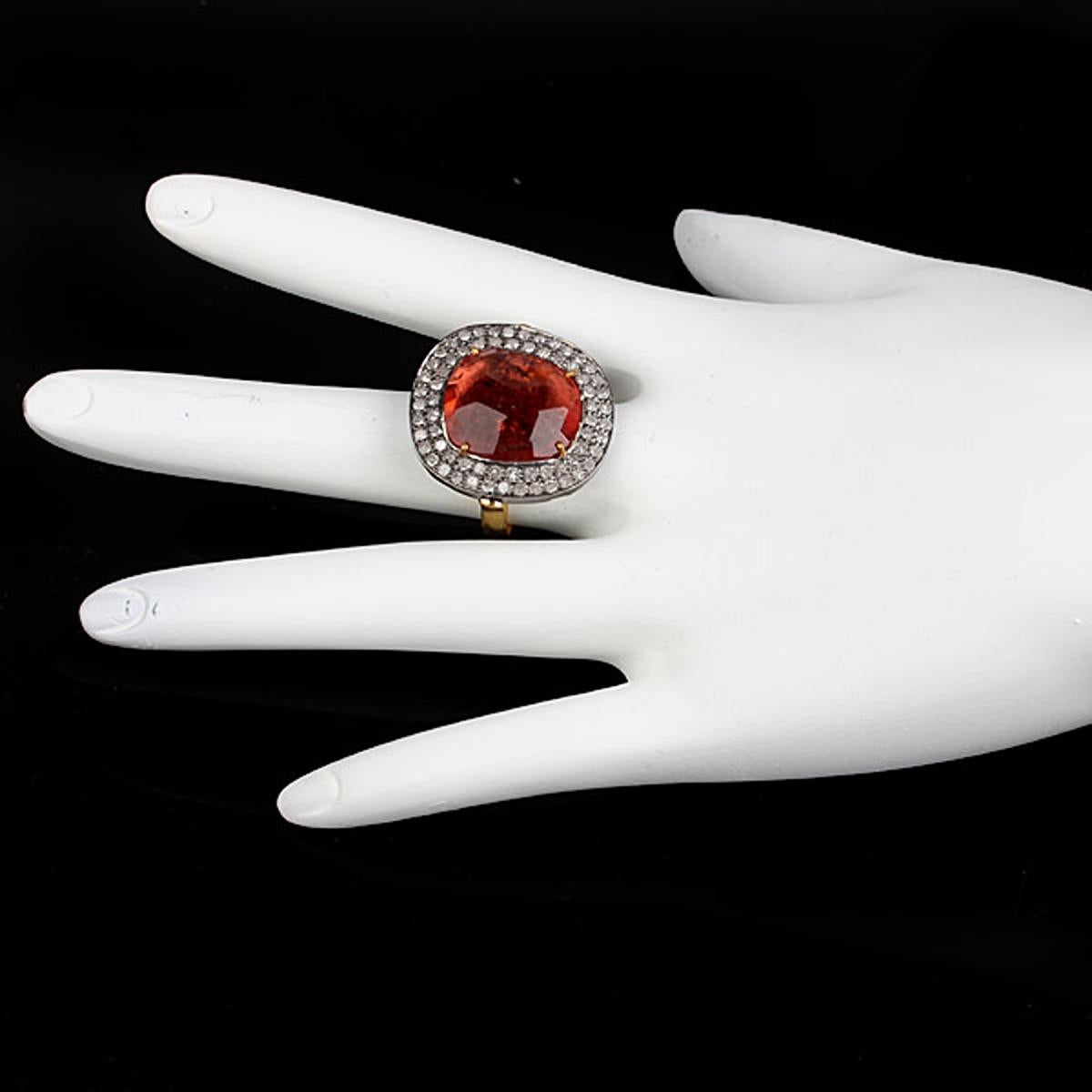 9,95 Karat roter Turmalin Cocktail-Ring mit Pavé-Diamanten aus 18 Karat Gold und Silber Damen im Angebot