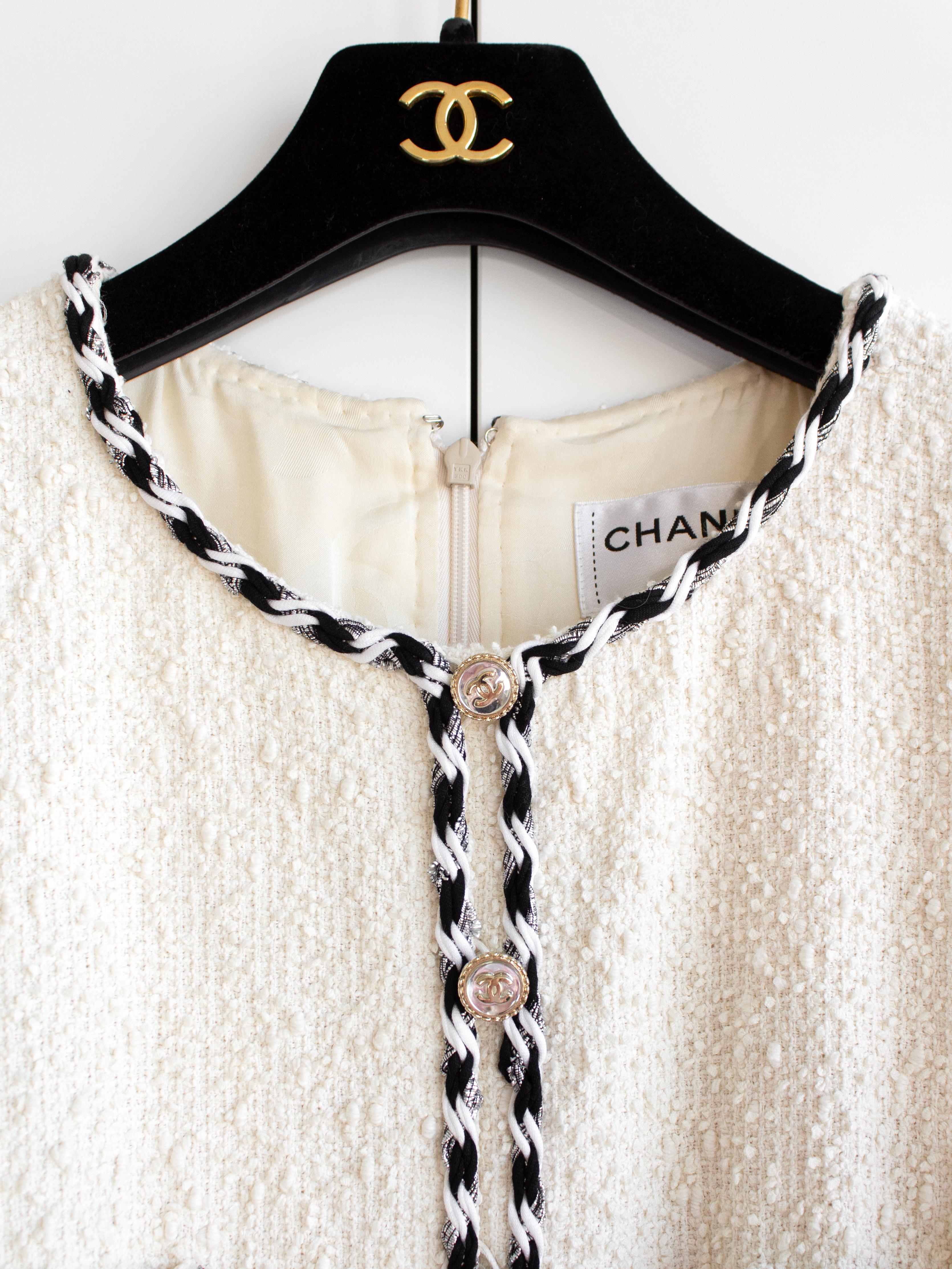$9950 Chanel Spring/Summer 2021 White Black Tweed 21P Mini Dress 6