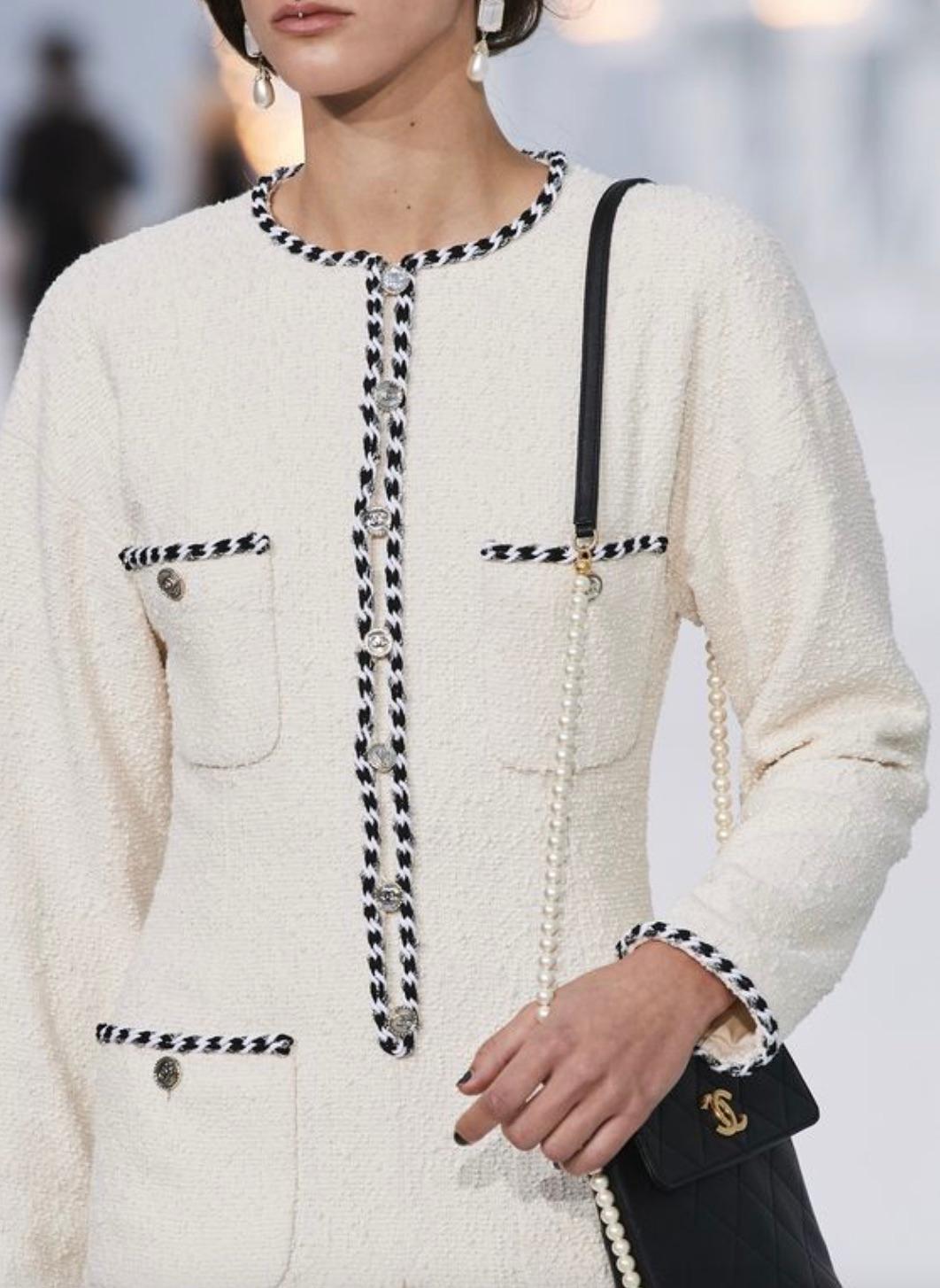 $9950 Chanel Spring/Summer 2021 White Black Tweed 21P Mini Dress In Good Condition In Jersey City, NJ