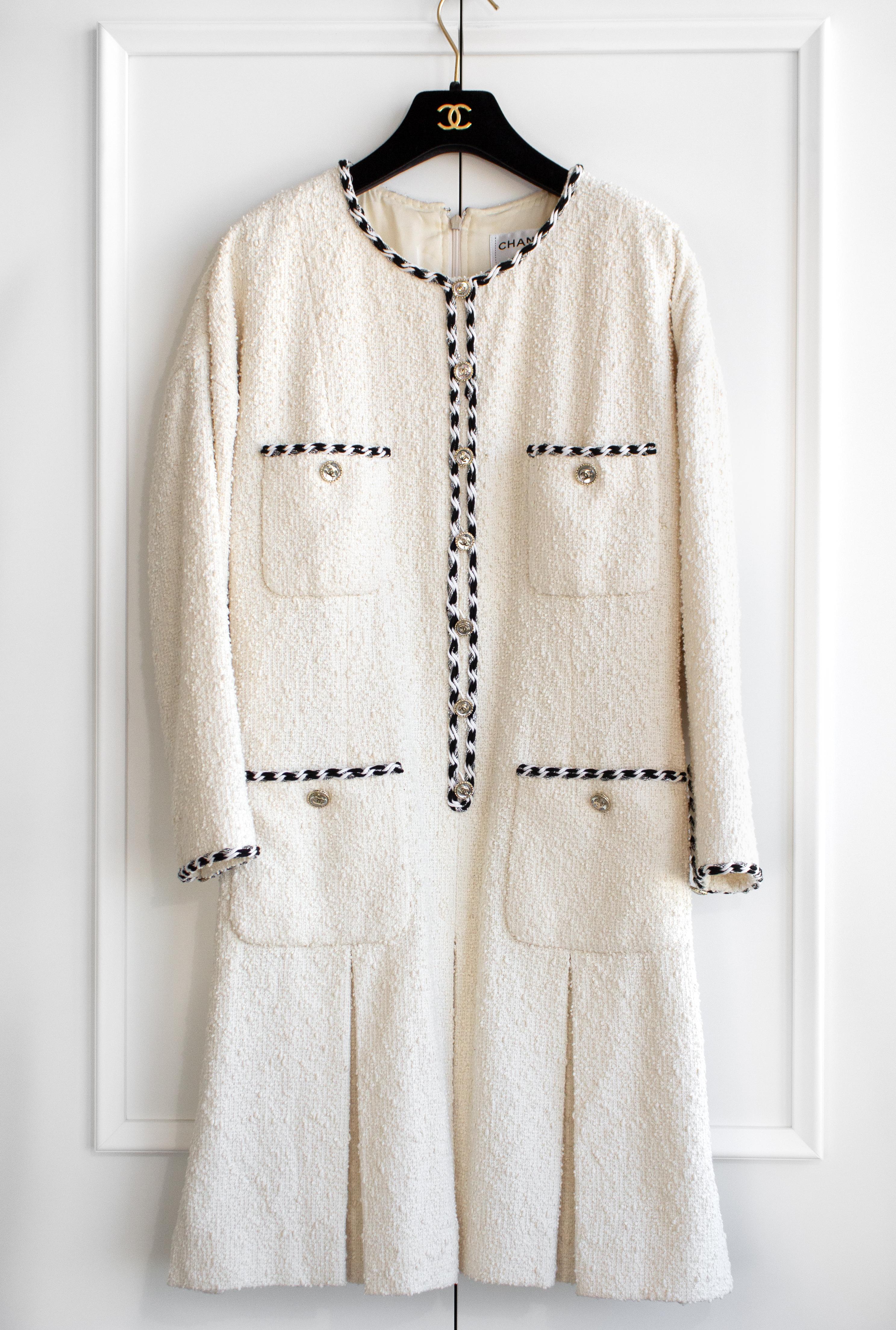 $9950 Chanel Spring/Summer 2021 White Black Tweed 21P Mini Dress 4