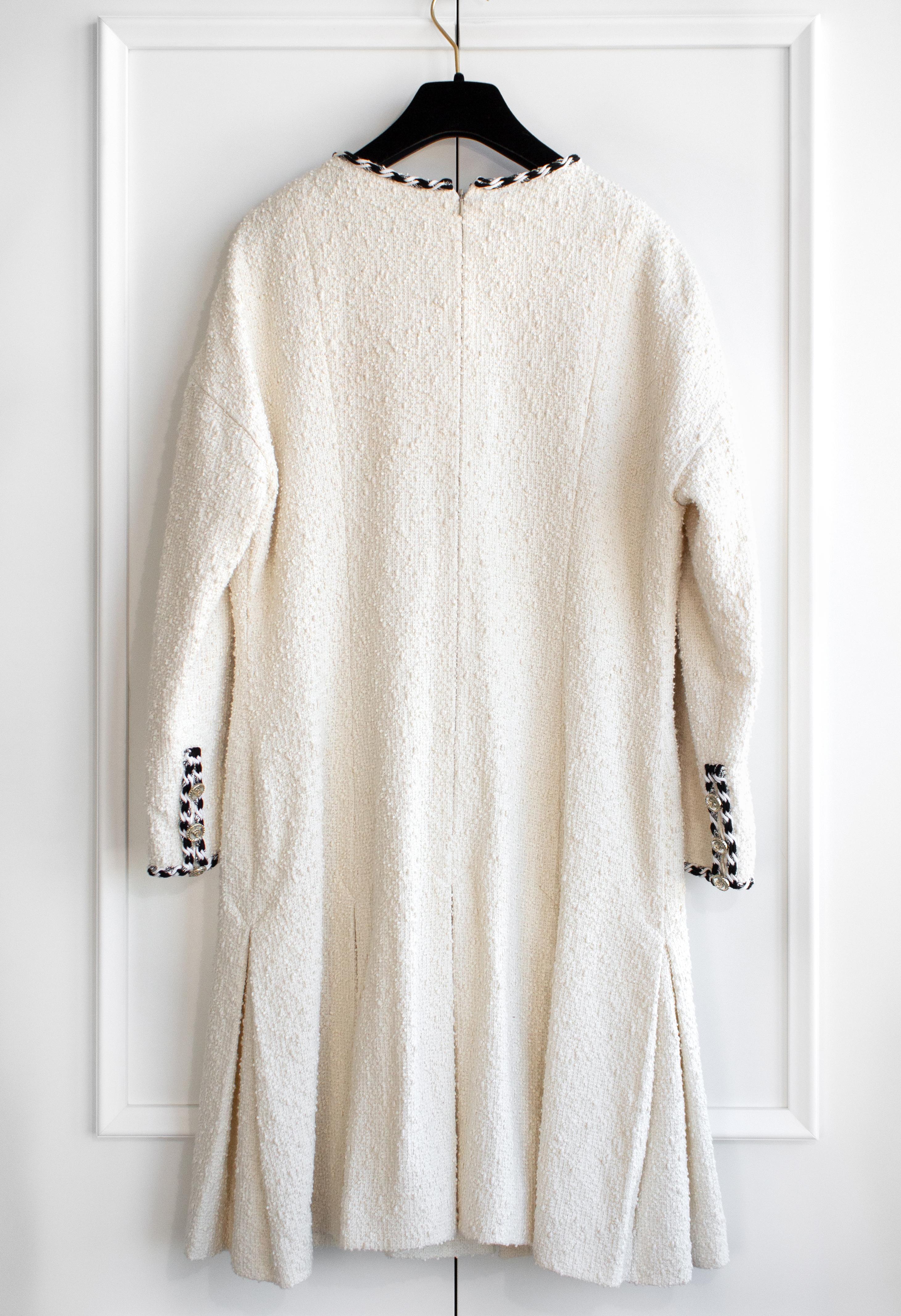 $9950 Chanel Spring/Summer 2021 White Black Tweed 21P Mini Dress 5