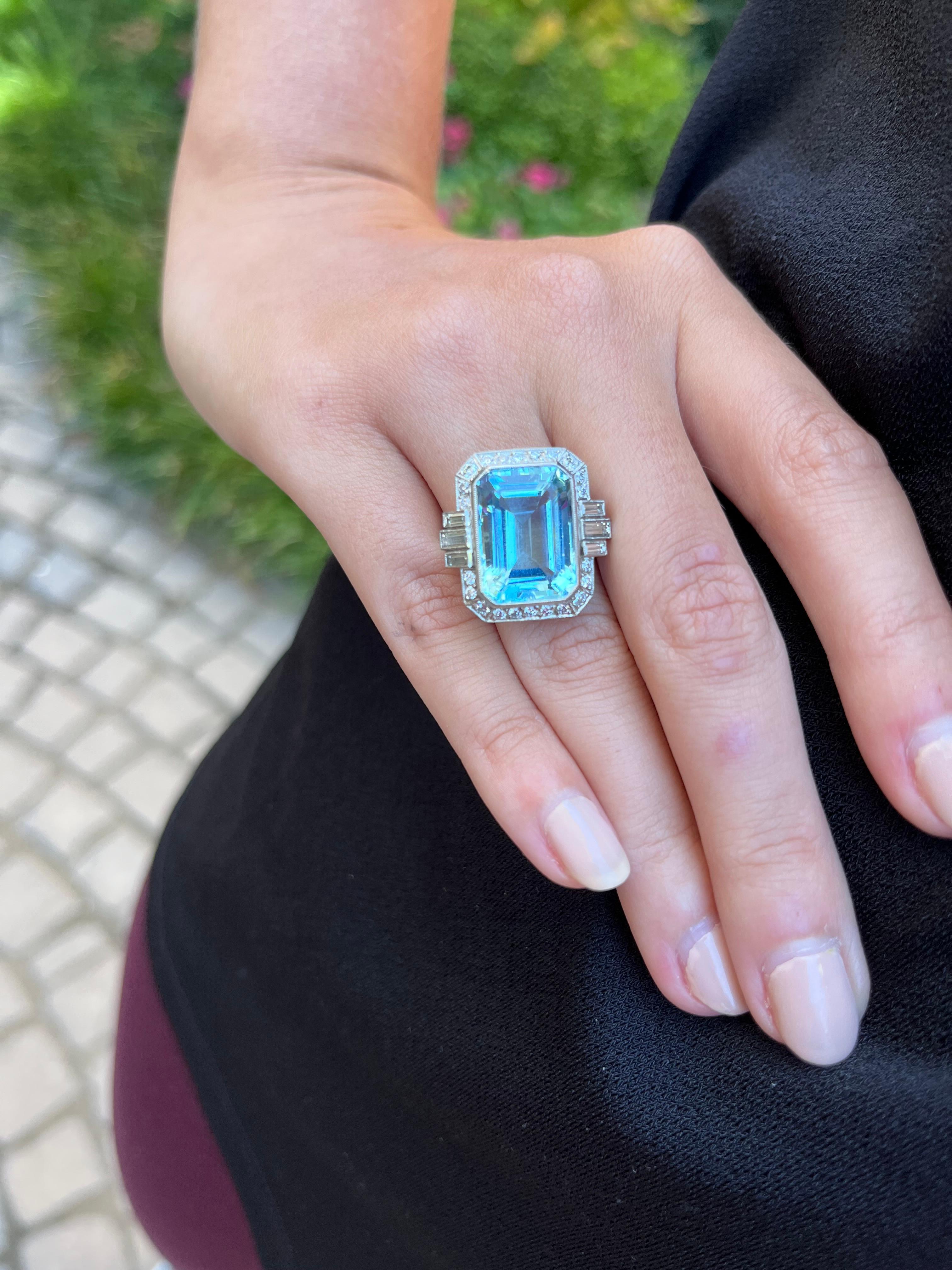 Modern 9.96 Carats Aquamarine and 1.0 Carats Diamond Ring in Platinum For Sale