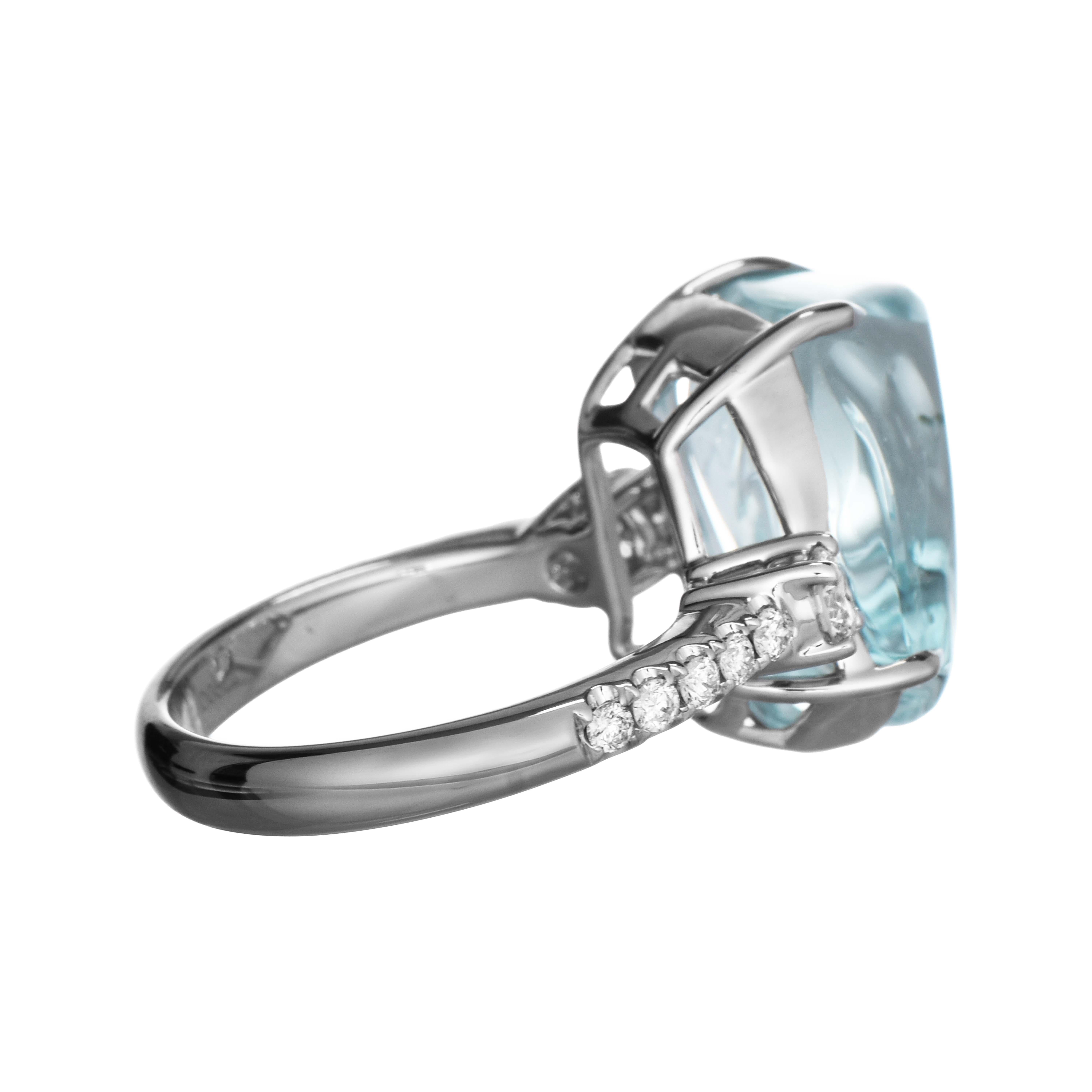 1 Aquamarine Gemstone: 9.44 Carats
12 White Diamonds: 0.52 Carat
Metal: 18K White Gold, 5.70 Grams