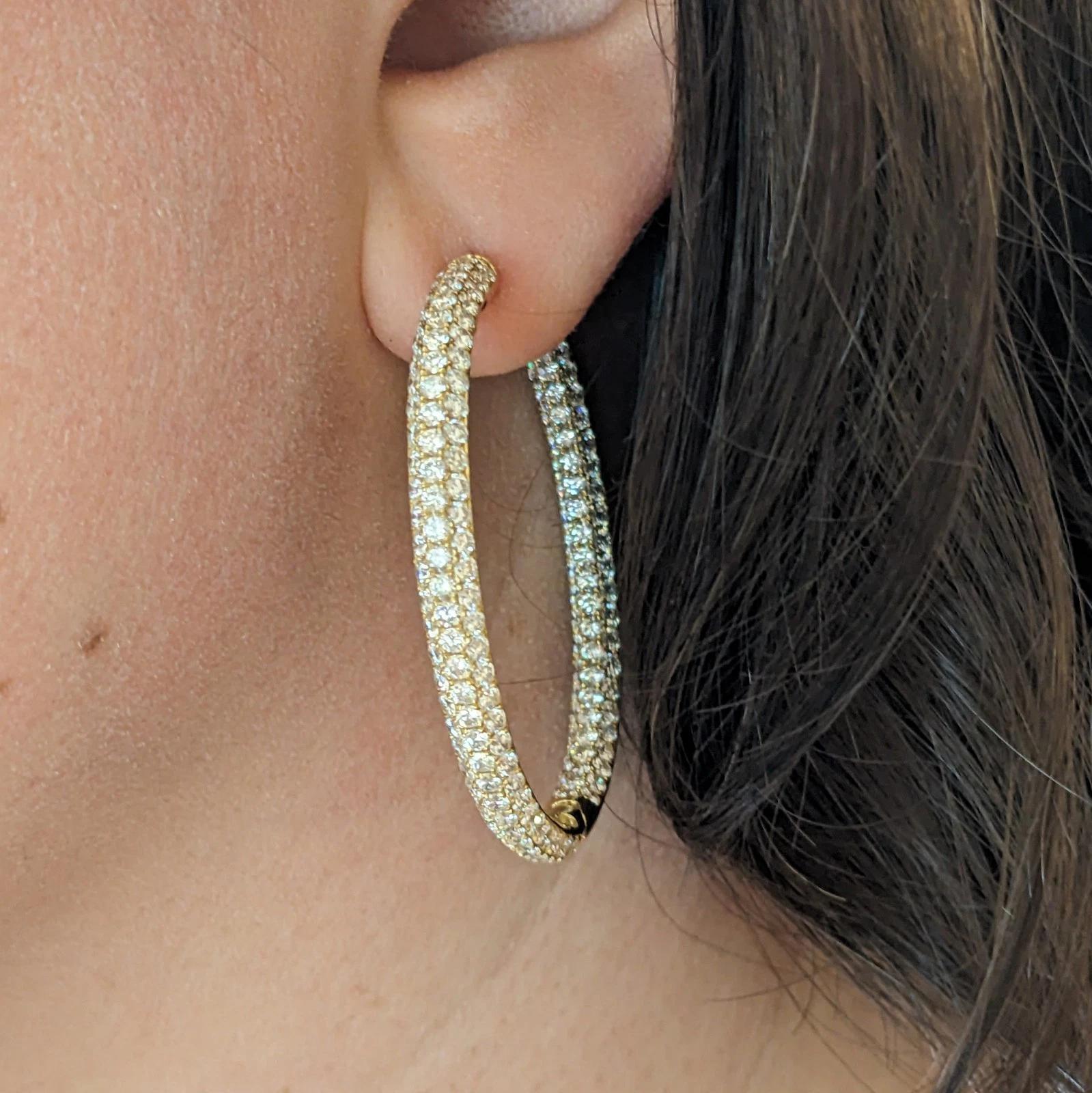 Orecchini a cerchio con diamanti naturali ovali e pavé 9,96 cttw in oro giallo 18k

Gli orecchini a cerchio Inside Out Pave Diamond sono caratterizzati da diamanti rotondi Brillianti incastonati in tre file all'interno e all'esterno dell'orecchino