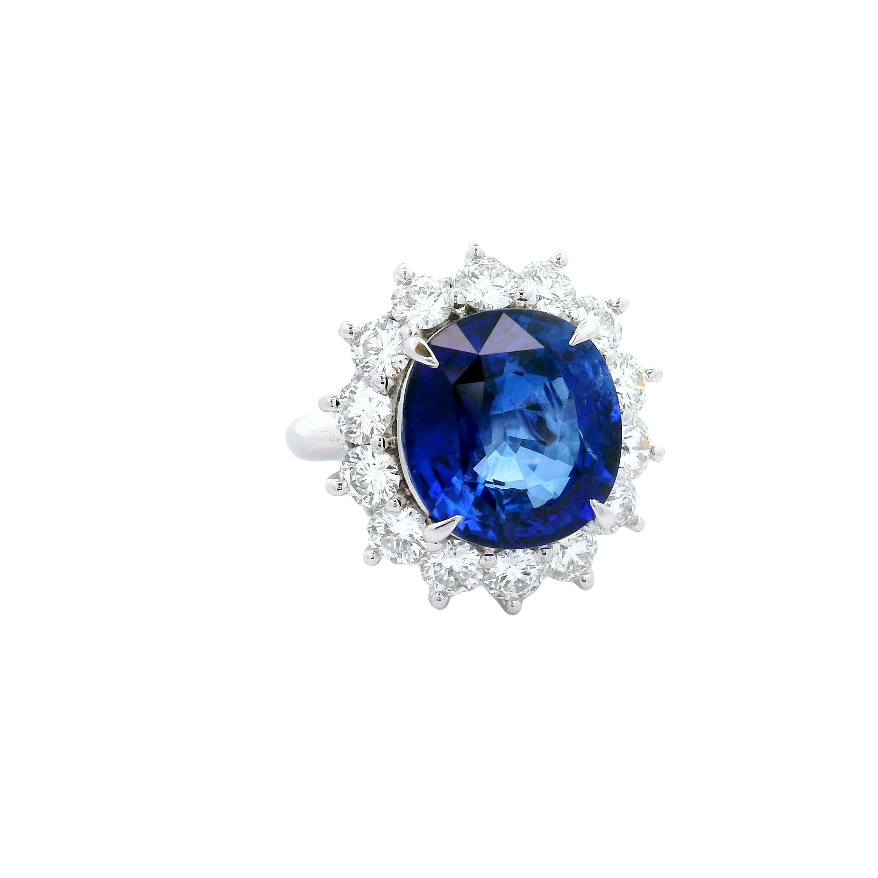 Ein exquisiter blauer Saphir im Ovalschliff mit einem Gewicht von beeindruckenden 9,97 Karat steht im Mittelpunkt dieses modernen Rings. Die satte, lebhafte blaue Farbe des Saphirs ist auffallend und fesselnd, wenn er im Licht leuchtet. Der Saphir