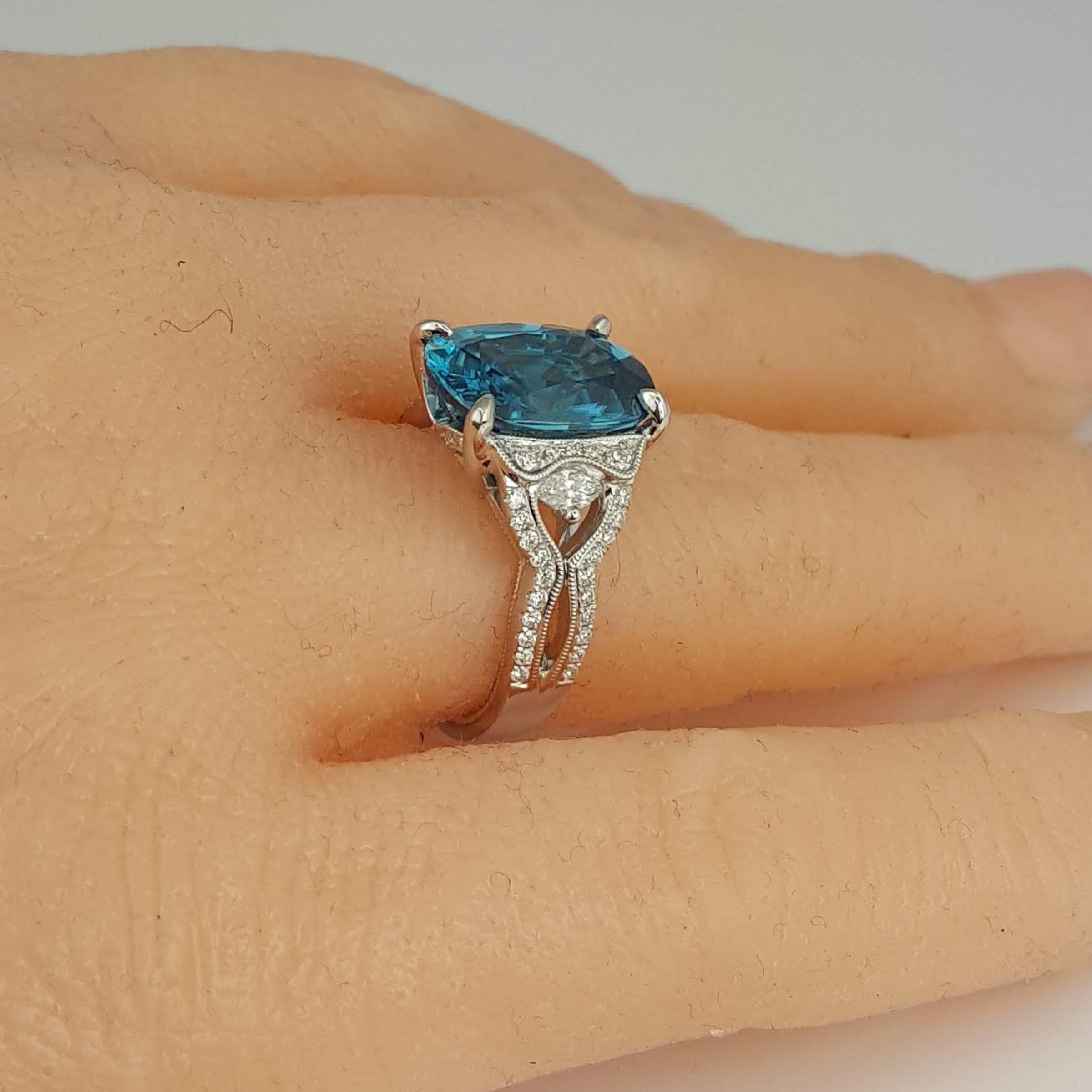 9.98 Ct Oval Cut Blue Zircon and 0.54 Carat Natural Diamond Ring in 18W ref1361 For Sale 2