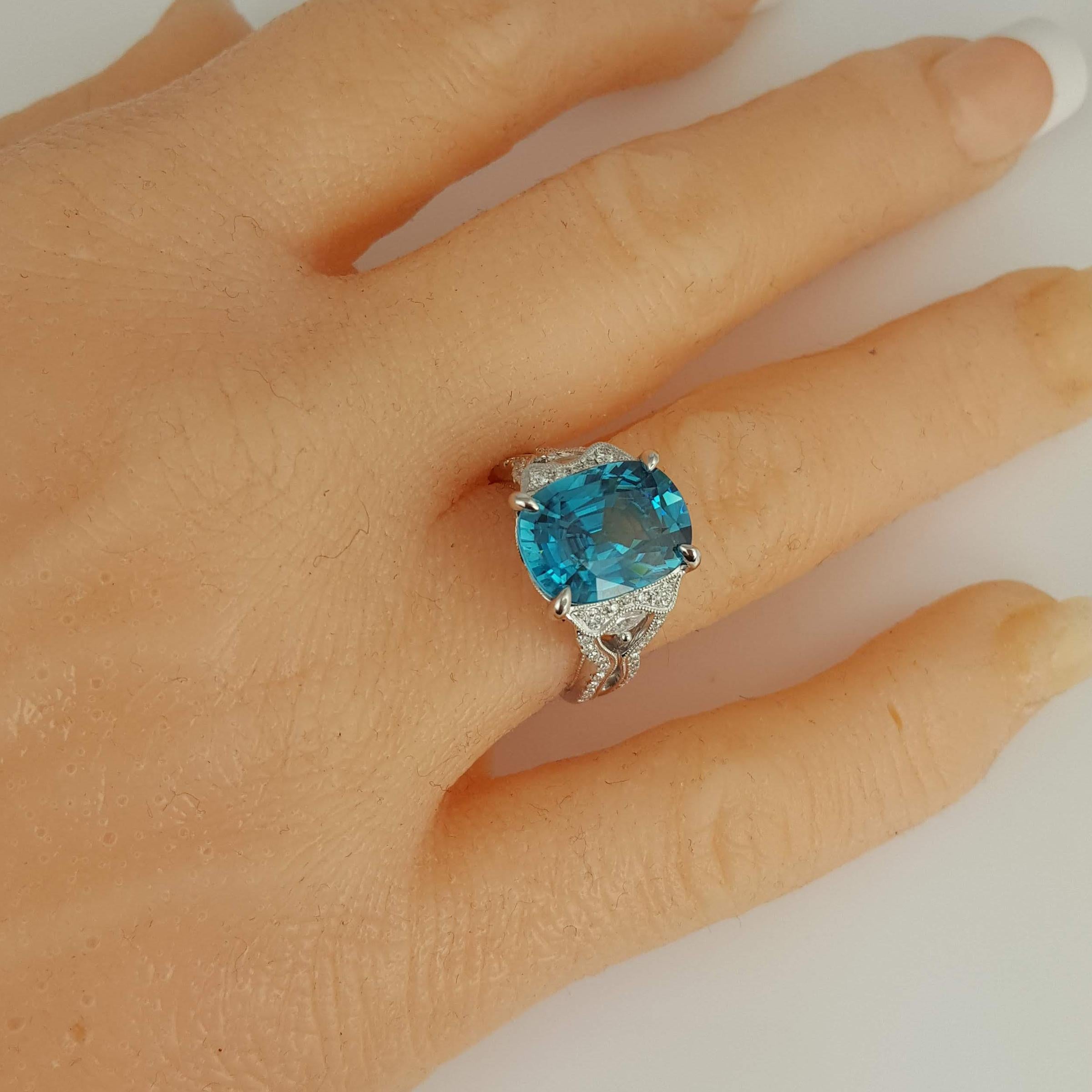 9.98 Ct Oval Cut Blue Zircon and 0.54 Carat Natural Diamond Ring in 18W ref1361 For Sale 3