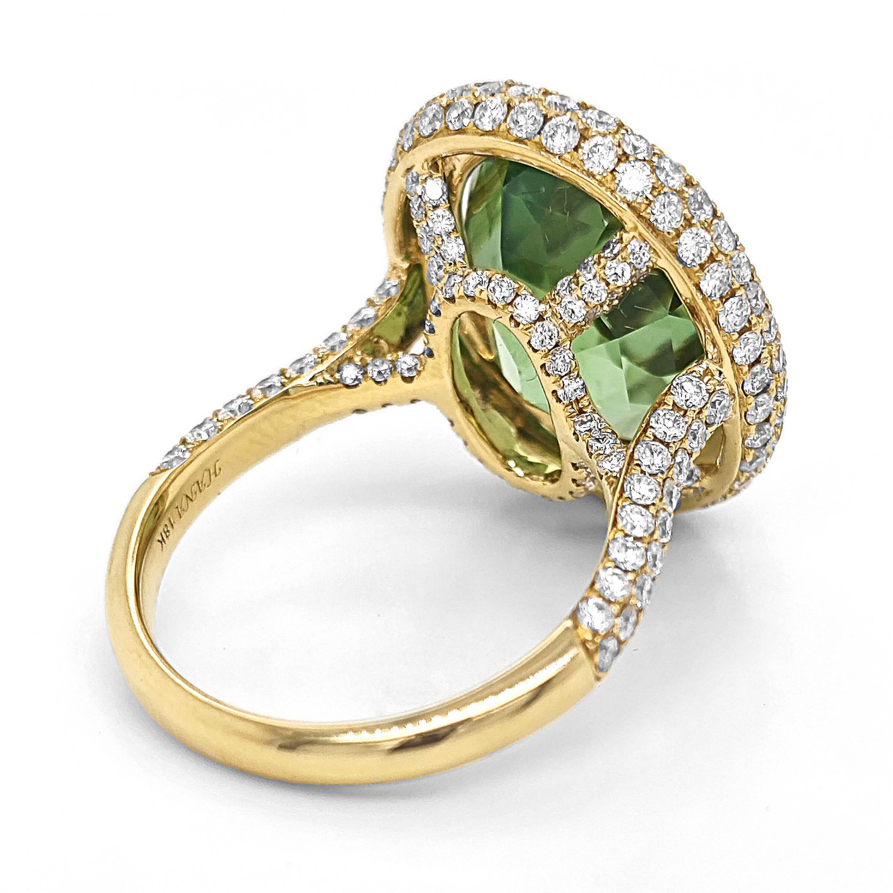 1 PARAIBA TOURMALINE Pierre précieuse : 9,12 Carats
72 diamants blancs ronds : 0.31 Carats
158 diamants blancs ronds : 1,60 carats
Métal : or jaune 18 carats, 6,40 grammes
