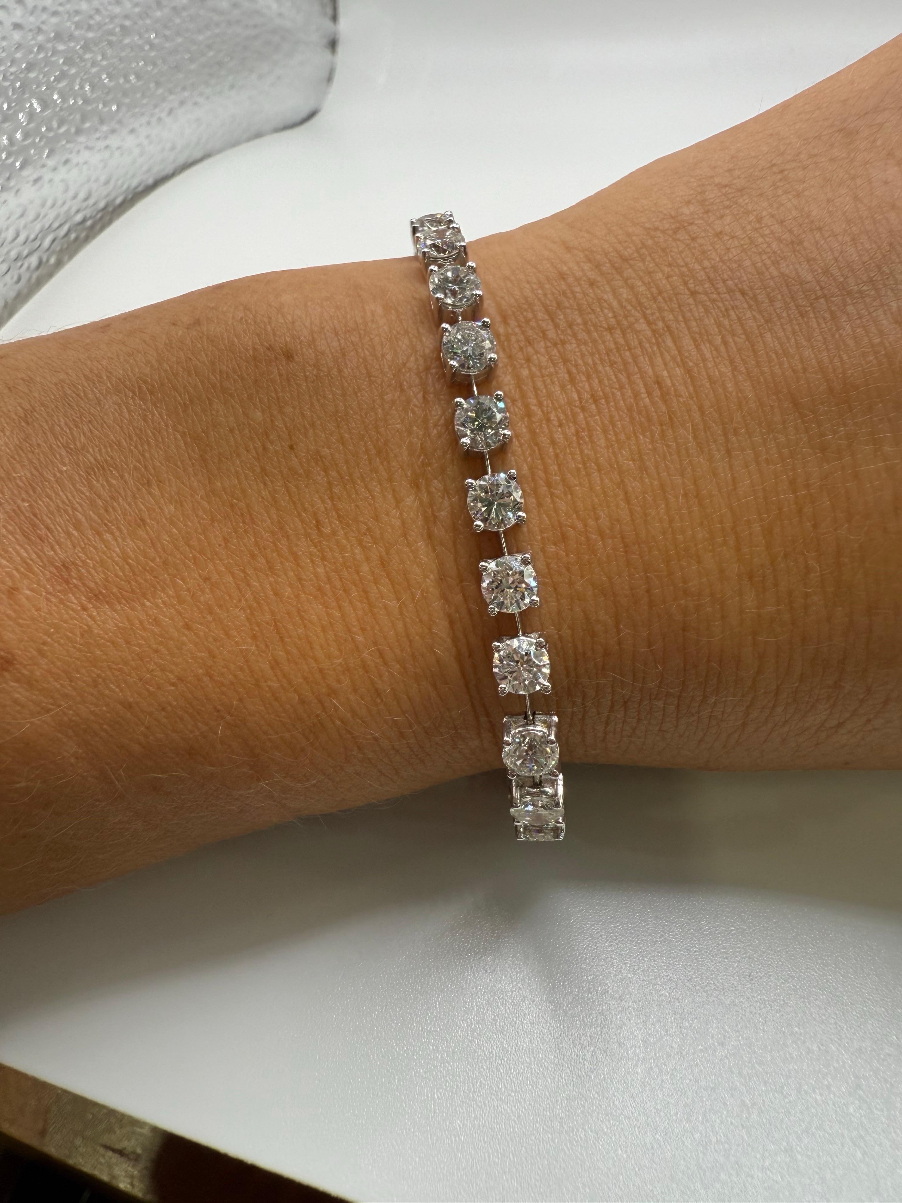 Brilliant Cut 9.98 carats Diamond tennis bracelet 18KT gold For Sale