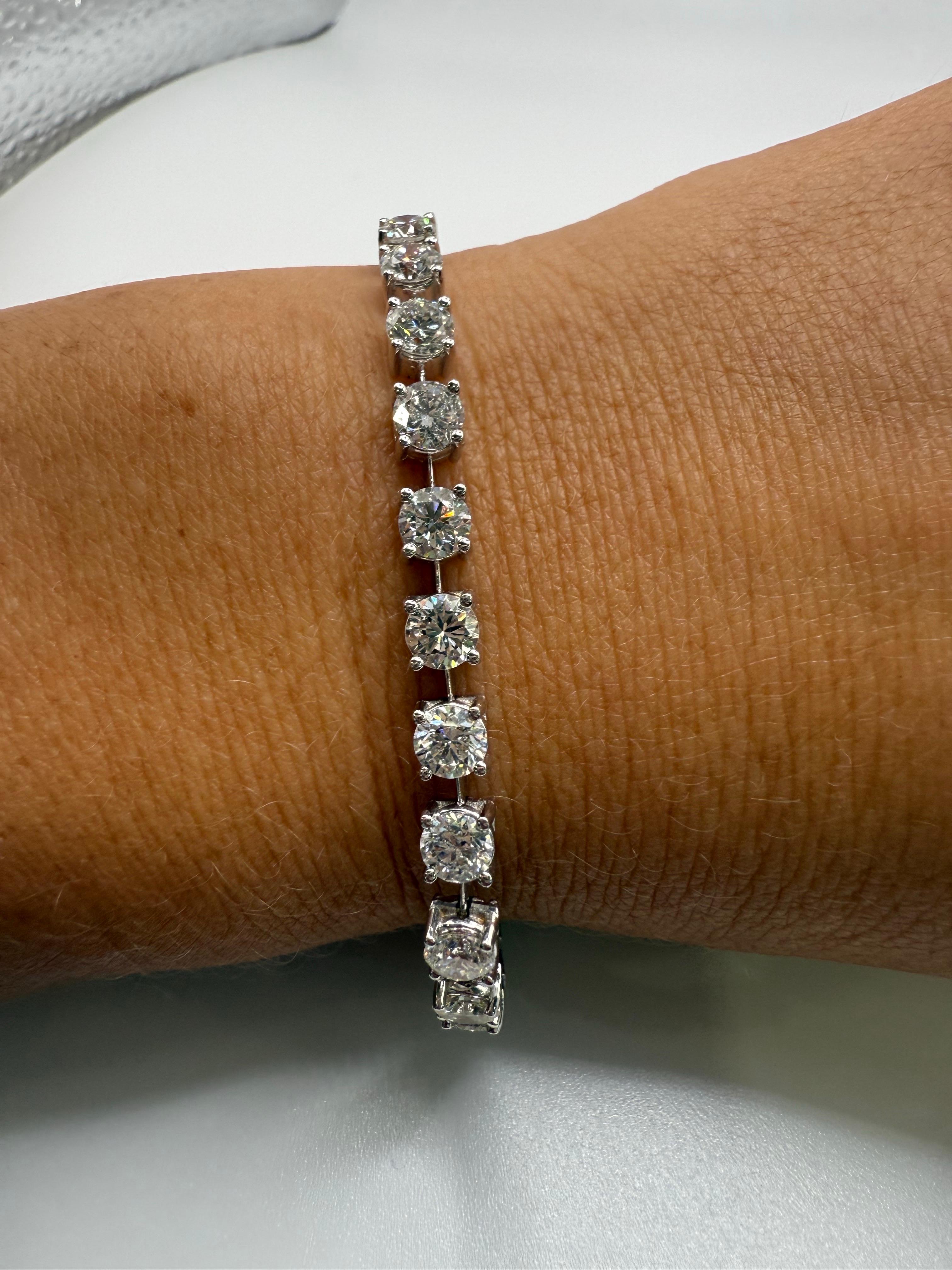 Women's or Men's 9.98 carats Diamond tennis bracelet 18KT gold For Sale