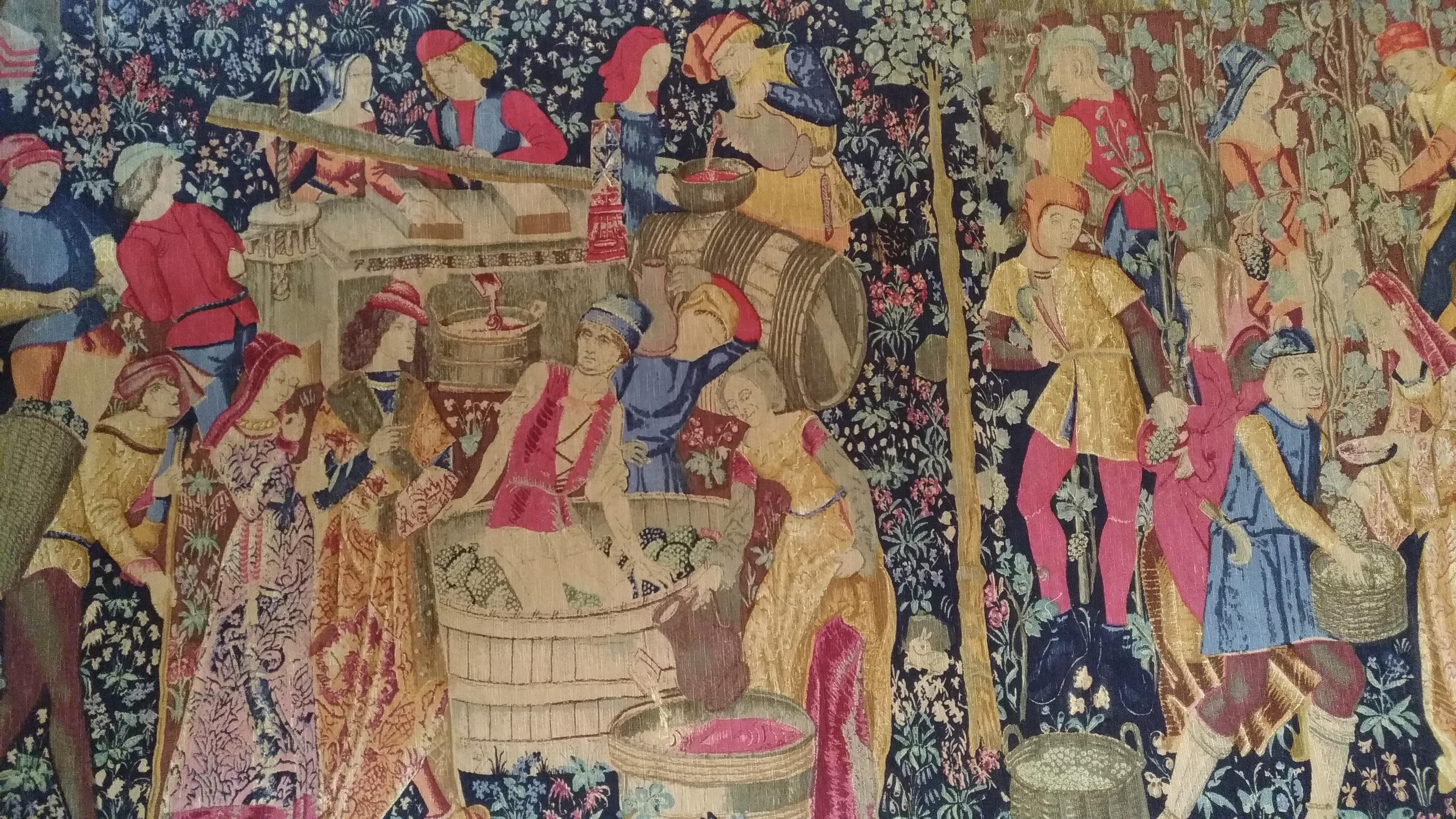 998 - Very beautiful French tapestry with a medieval harvest design (Vendanges), and beautiful colors, mechanical manufacture Jaquar with wool.