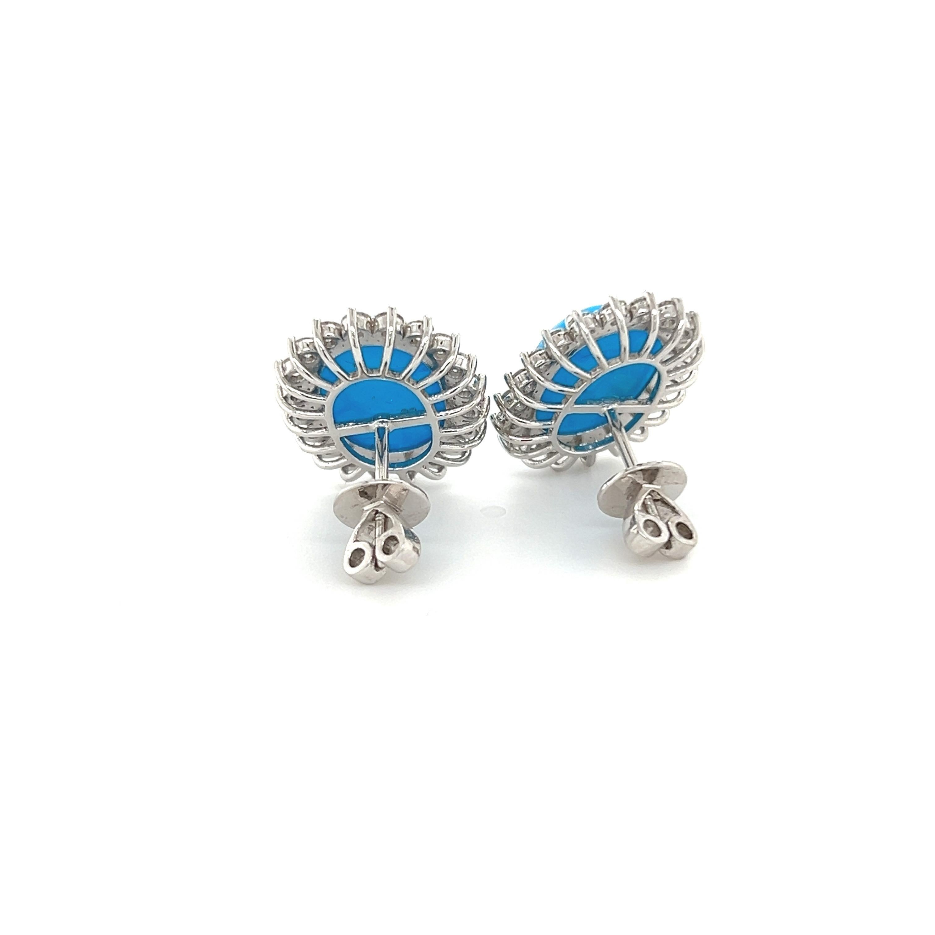 Splendidi orecchini di turchese abbinati. Turchese blu ovale cabochon naturale da 9,99 carati montato in alto, con diamante rotondo taglio brillante a forma di aureola. Il design artigianale è incastonato in oro bianco a 18 carati. 

Turchese: 9,99