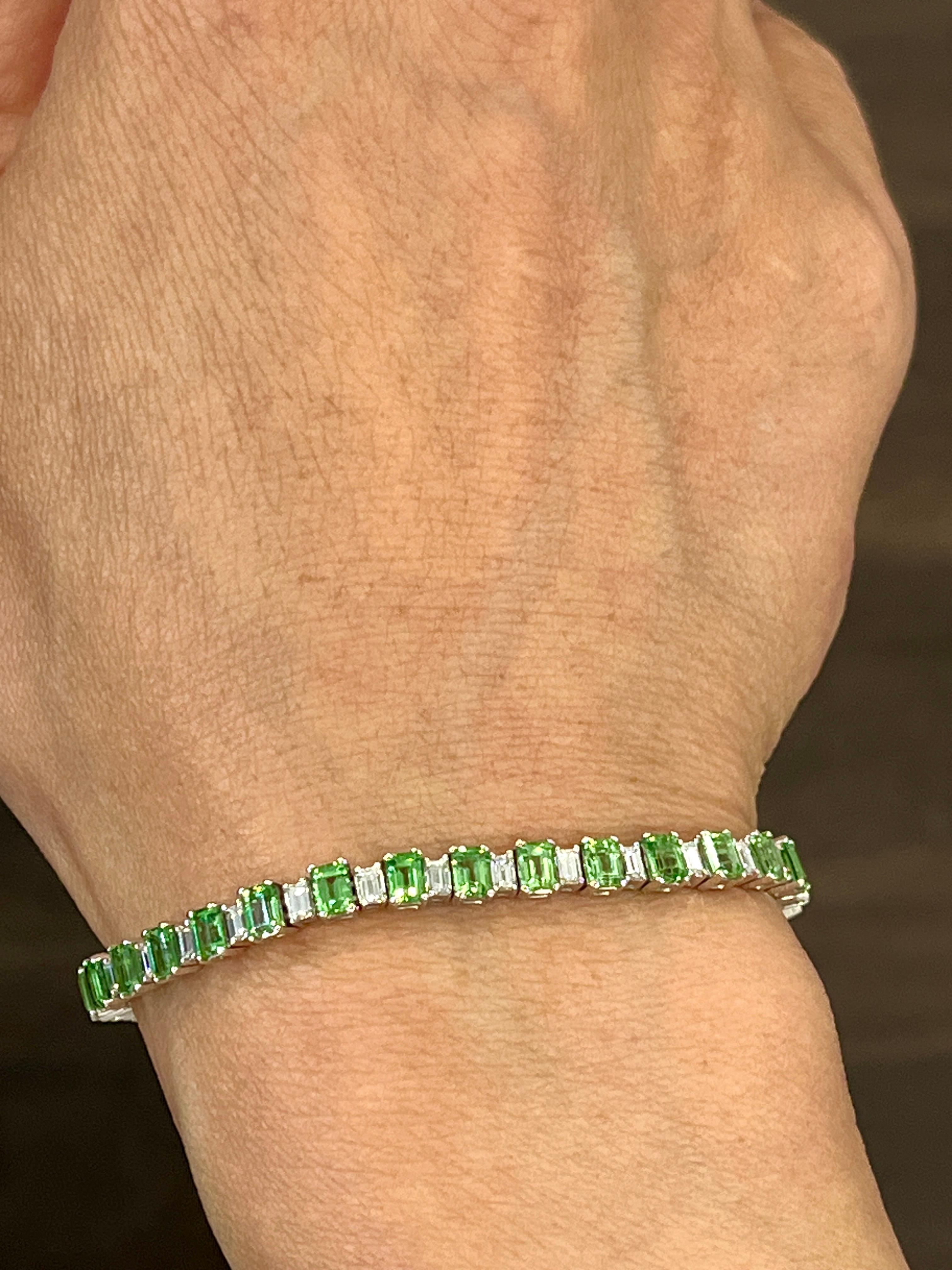 Cette magnifique bague en grenat vert naturel et diamant pèse 9,99 ct. Cette bague comporte 35 grenats de 8,19 ct et 35 diamants de 1,80 ct. Les diamants sont de couleur E/F et de pureté VS1/VS2. 