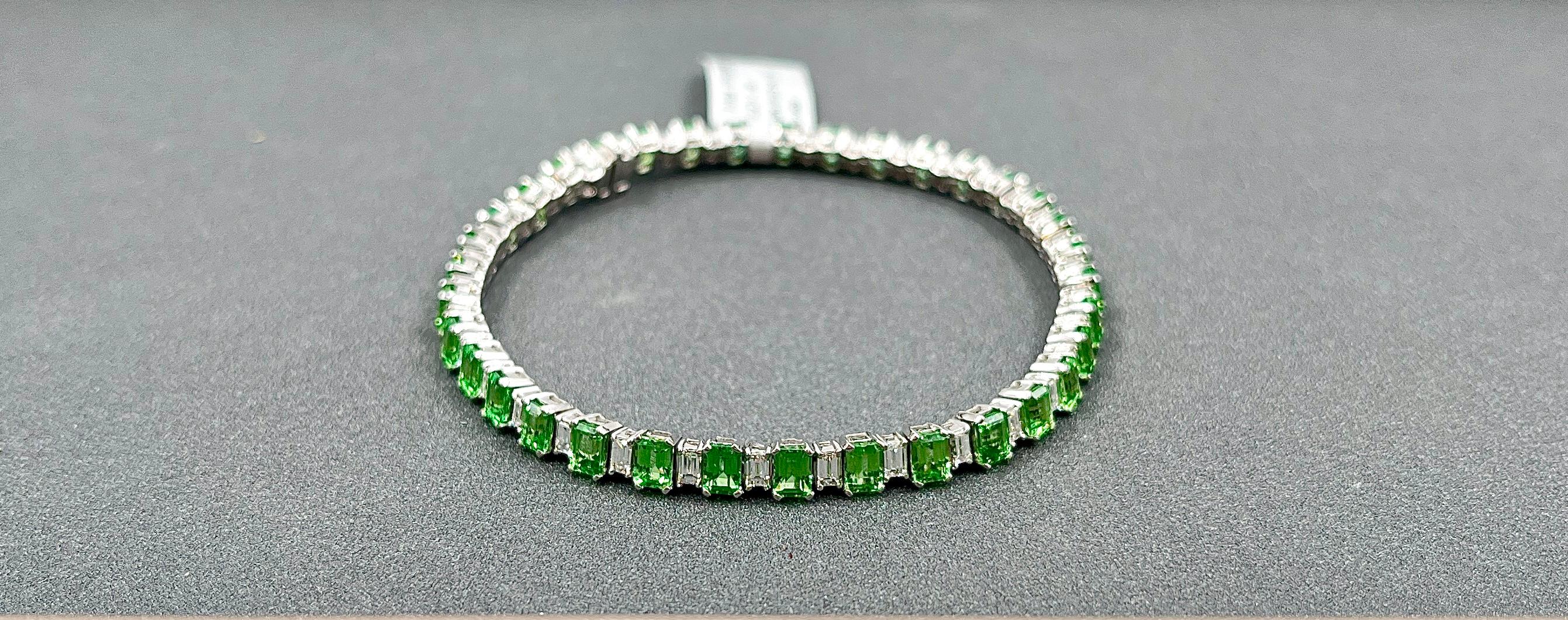 Taille émeraude Bracelet de 9,99 ct de grenat vert naturel et de diamants en vente