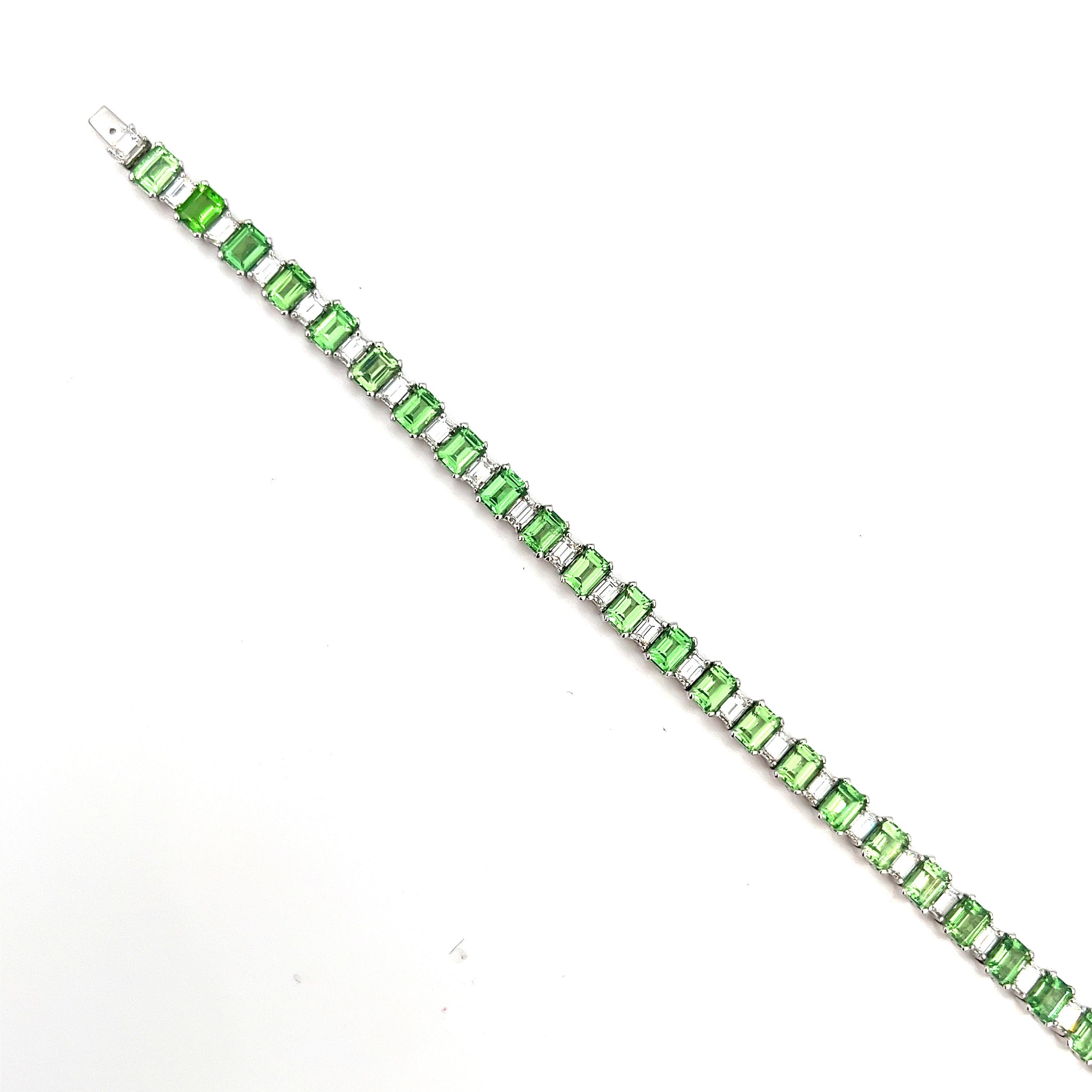 9.99 ct Natural Green Garnet & Diamond Bracelet In New Condition For Sale In Chicago, IL