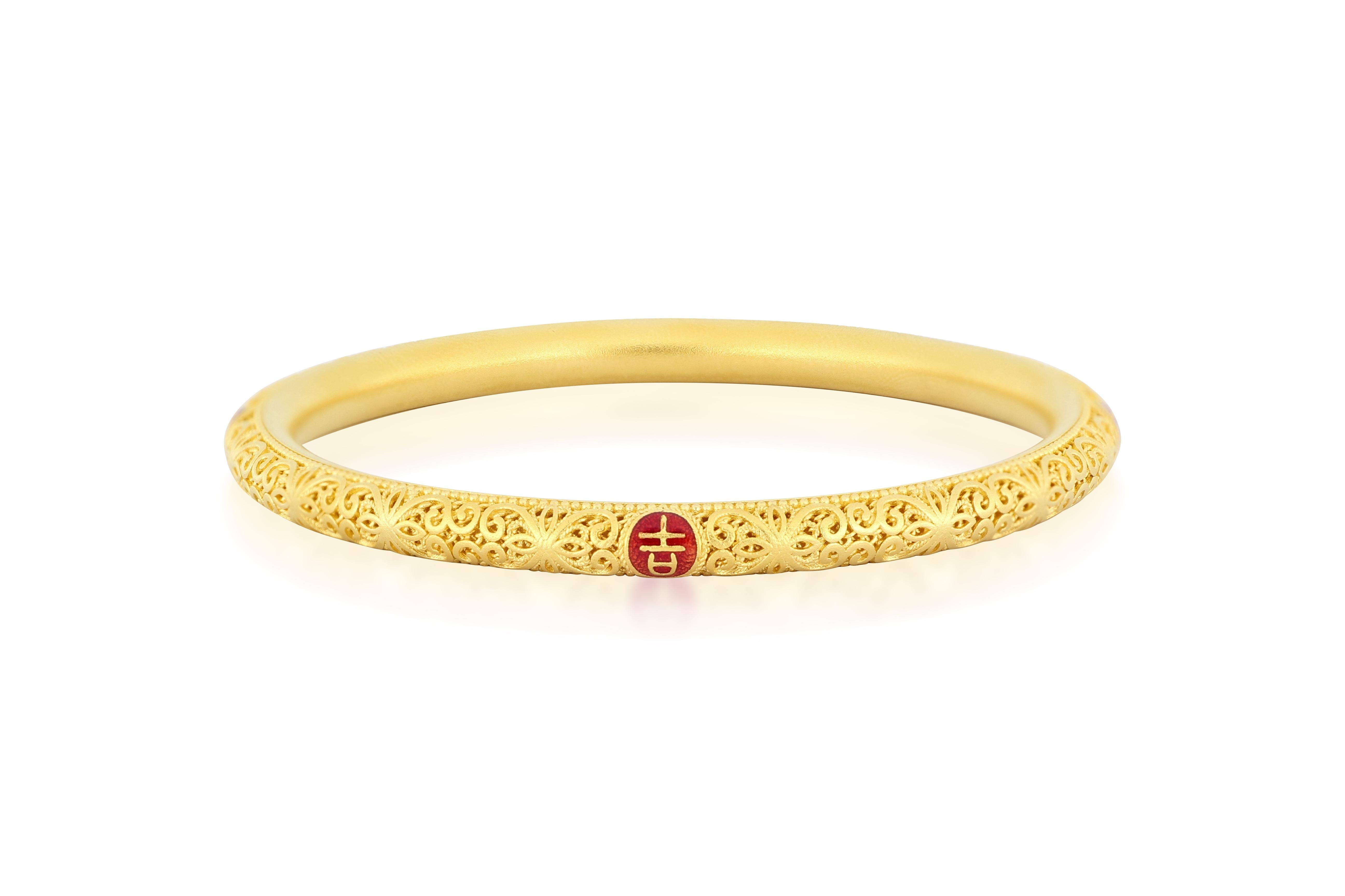 This is an exceptional piece of bangle, made of 99.9% pure gold weighing 30.18g, decorated with pattren of Chinese theme. The piece demonstrates superb craftsmanship of Chinese filigree inlay art.

Chinese filigree inlay art is a delicate kind of