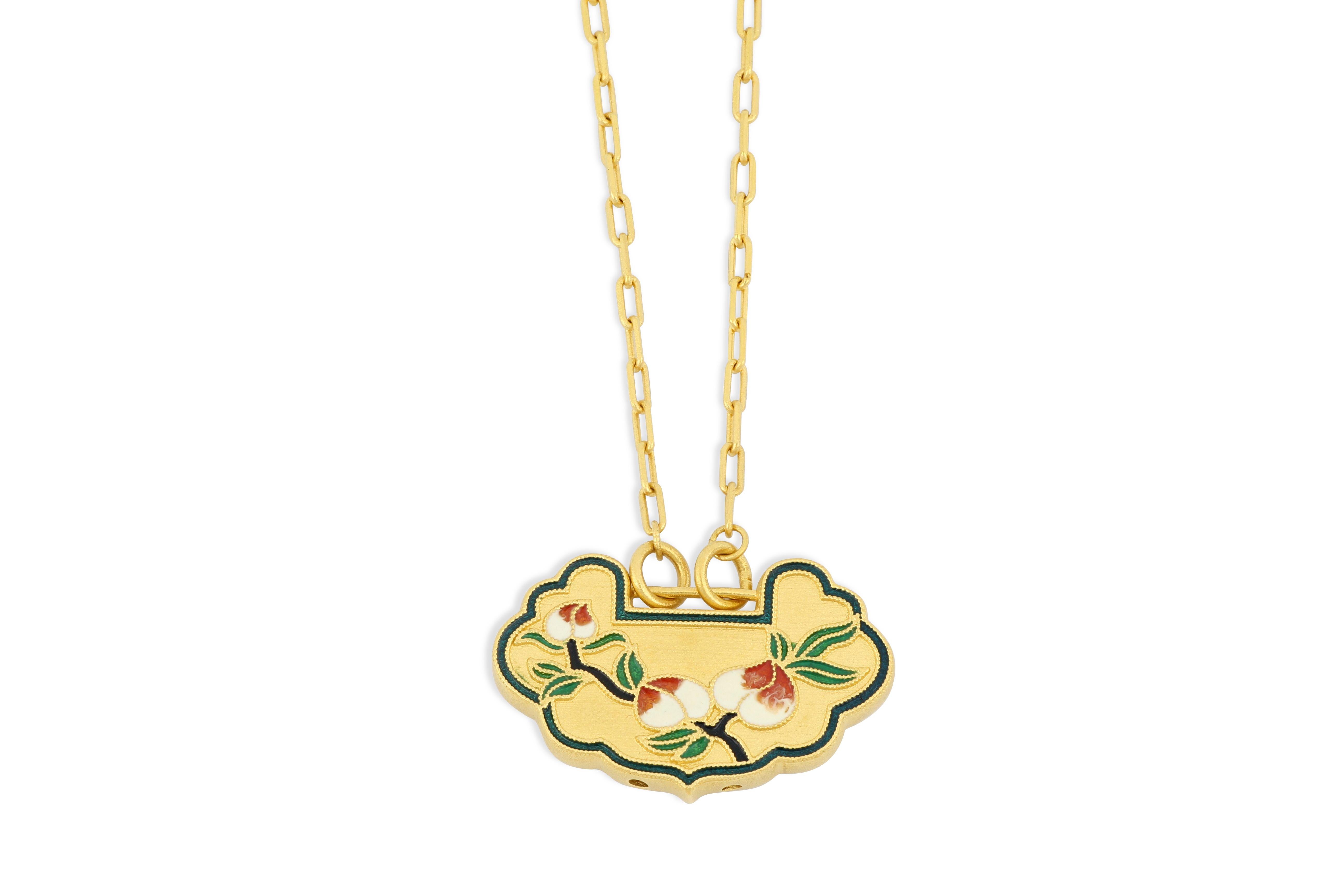 Il s'agit d'un collier pendentif très spécial, en or pur à 99,9 %, pesant environ 18 g, avec un motif floral décoratif coloré de thème chinois. La forme du pendentif est celle du 