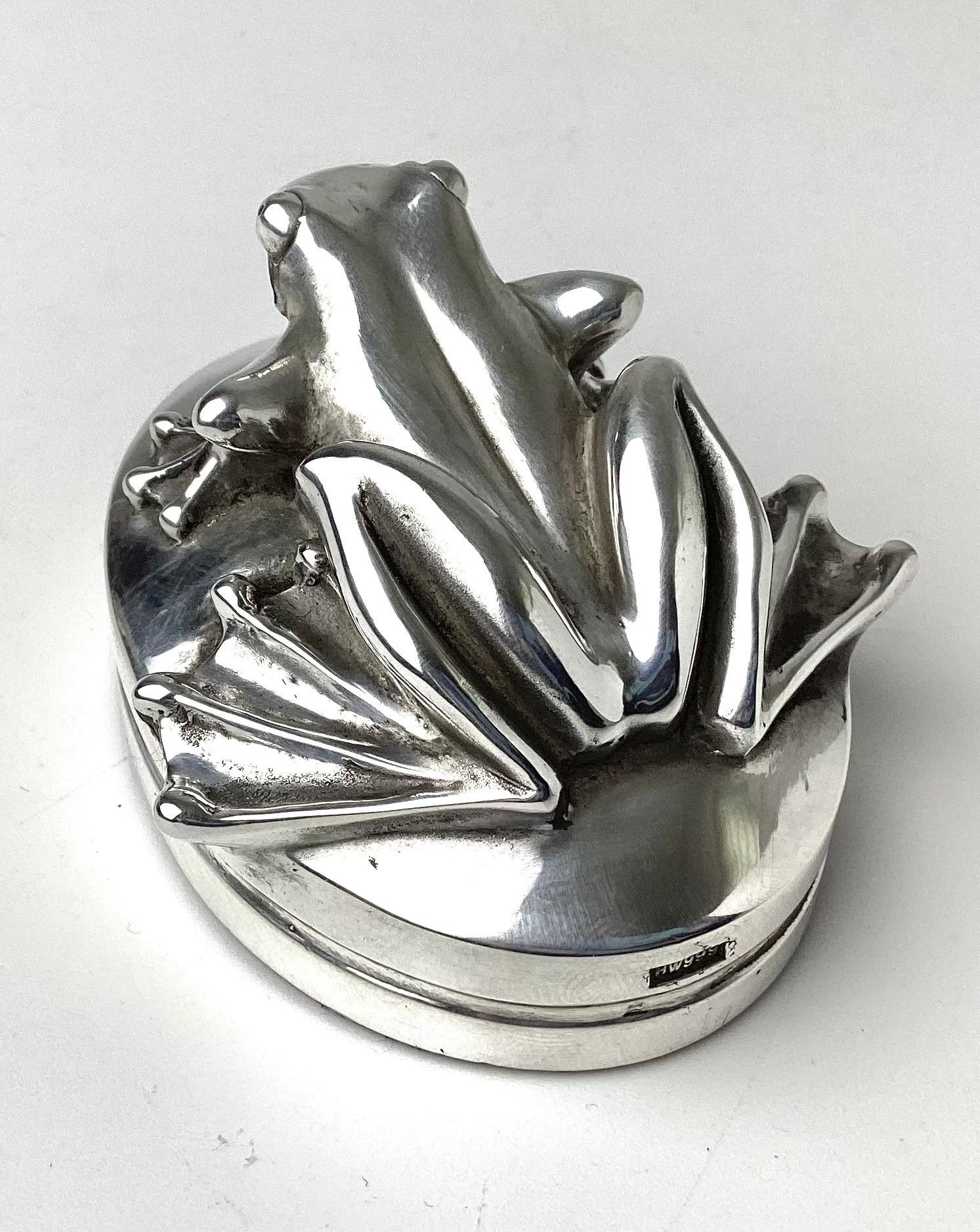 999 Pure Silver Repousse Frog / Toad Sculpture or Paperweight by Henryk Winograd In Excellent Condition In Lambertville, NJ