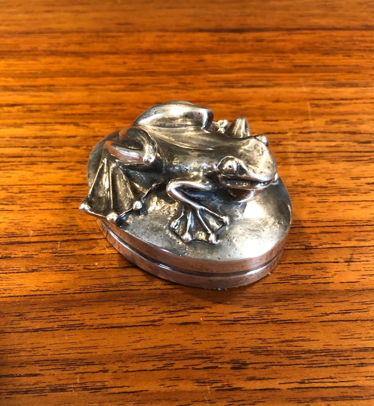 999 pure silver repousse frog or toad sculpture or paperweight by Henryk Winograd, circa 1970s. The piece is 2.75