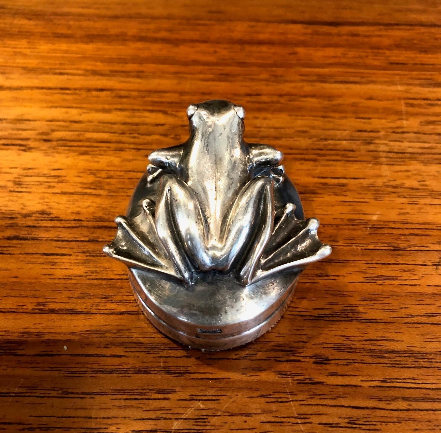 999 Pure Silver Repousse Frog / Toad Sculpture or Paperweight by Henryk Winograd In Good Condition In San Diego, CA
