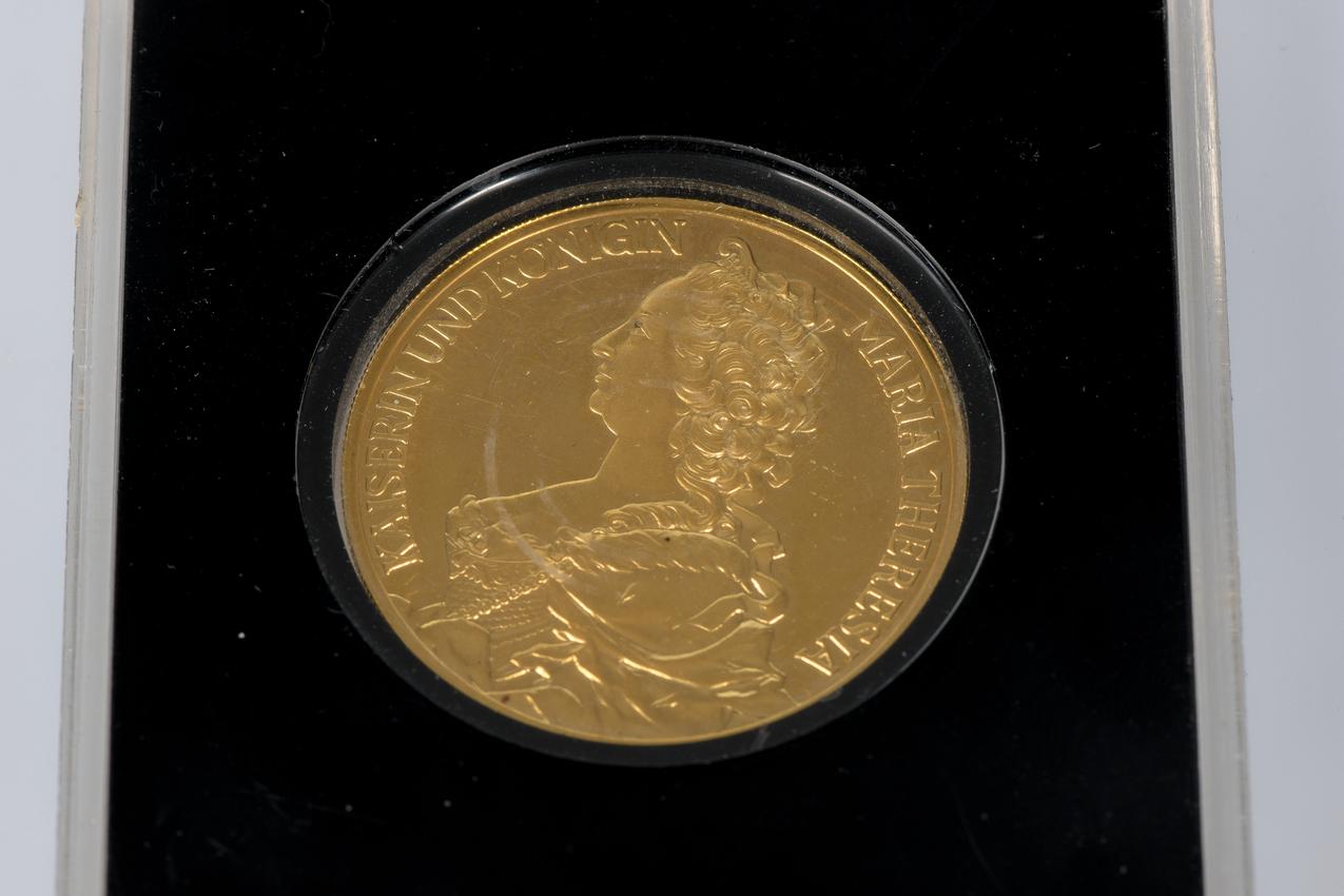 999 thousandths gold coin bearing the effigy of Maria Theresia and Empress Elisa In New Condition For Sale In Monte-Carlo, MC
