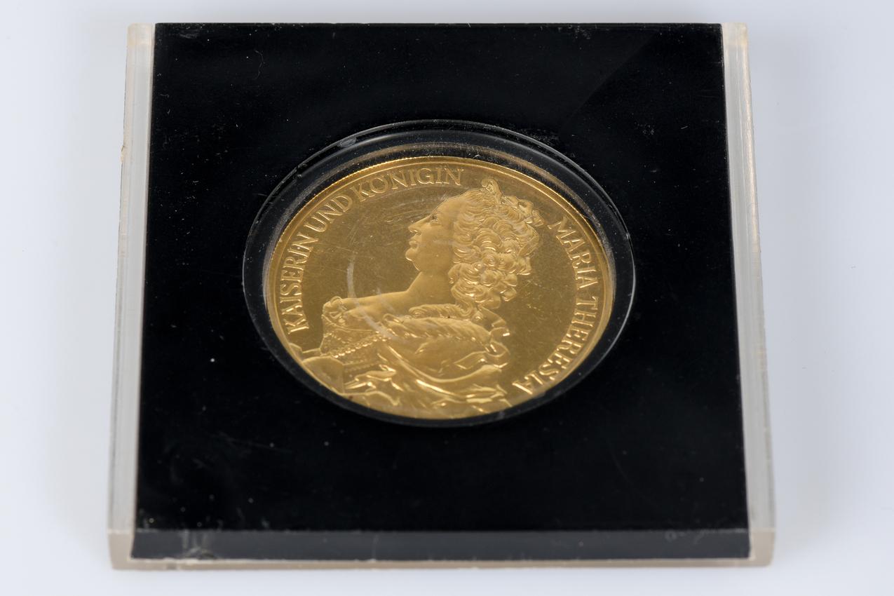 999 thousandths gold coin bearing the effigy of Maria Theresia and Empress Elisa For Sale 1