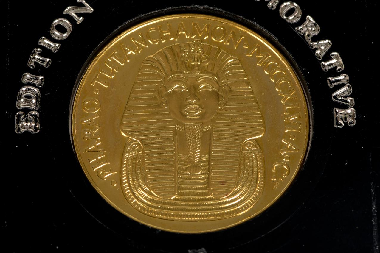 999 thousandths gold coin bearing the effigy of Tutanchamon and Regina Nofretete In New Condition For Sale In Monte-Carlo, MC