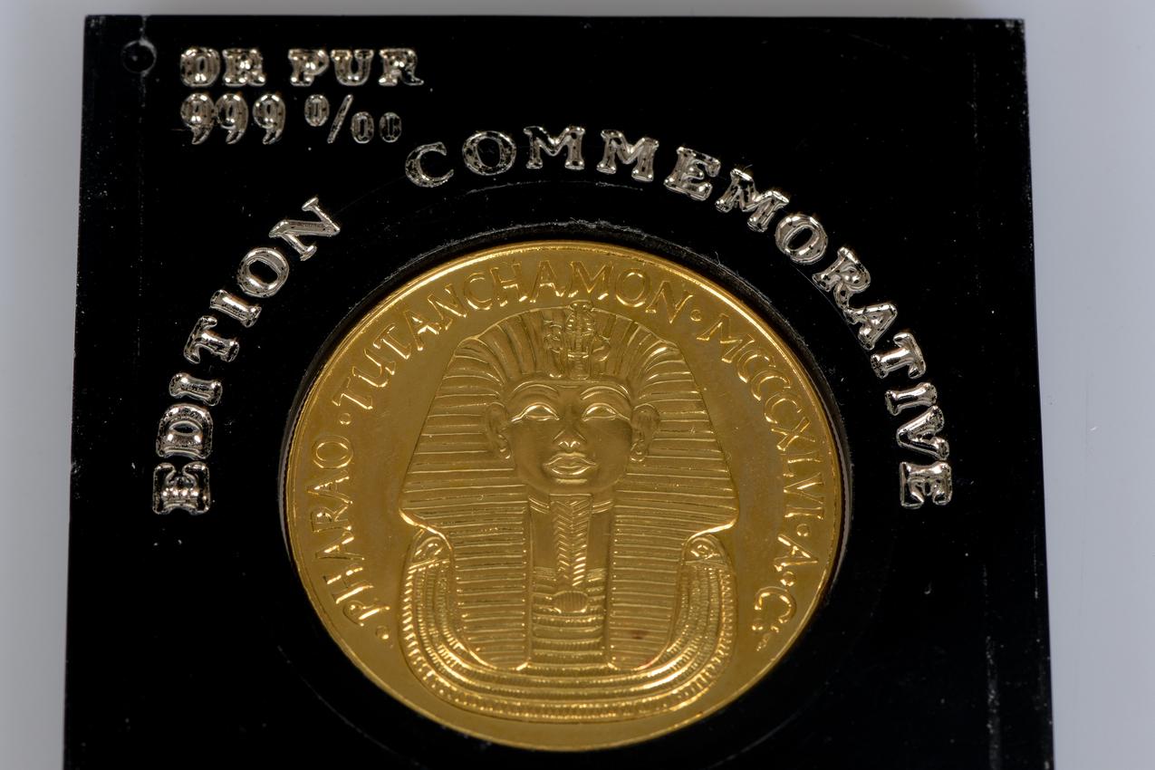 Women's or Men's 999 thousandths gold coin bearing the effigy of Tutanchamon and Regina Nofretete For Sale