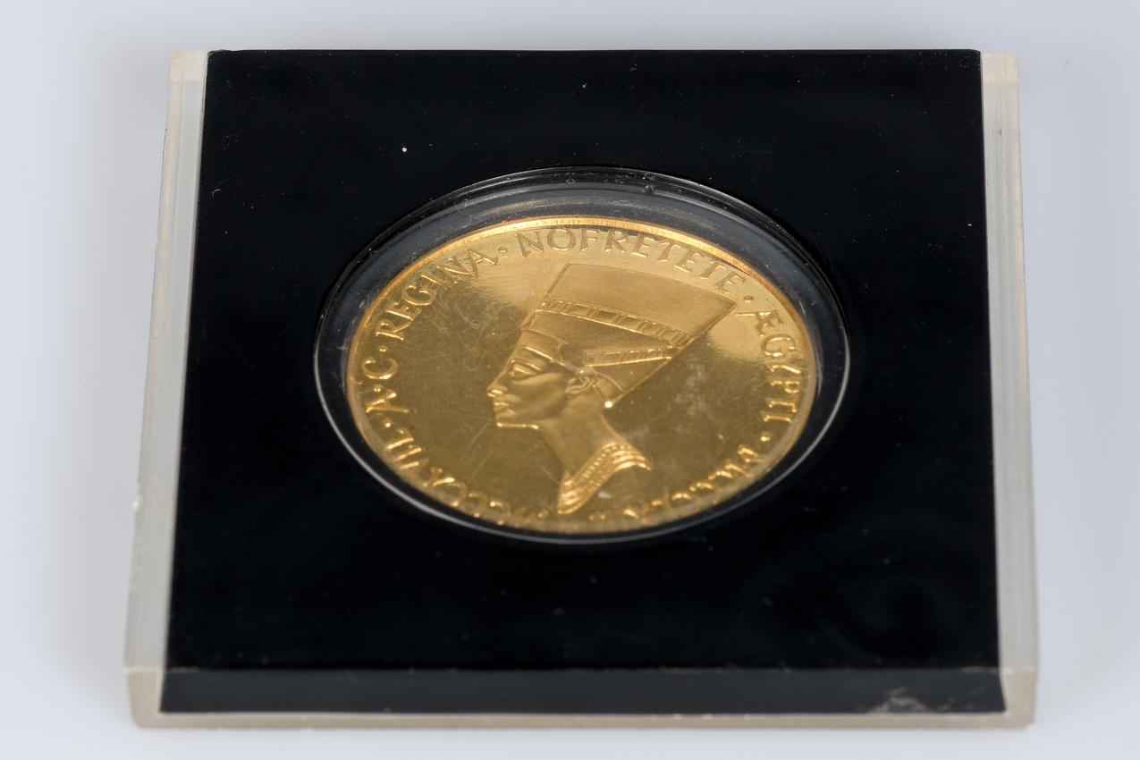 999-Tausendstel-Goldmünze mit dem Bildnis von Tutanchamon und Regina Nofretete im Angebot 1