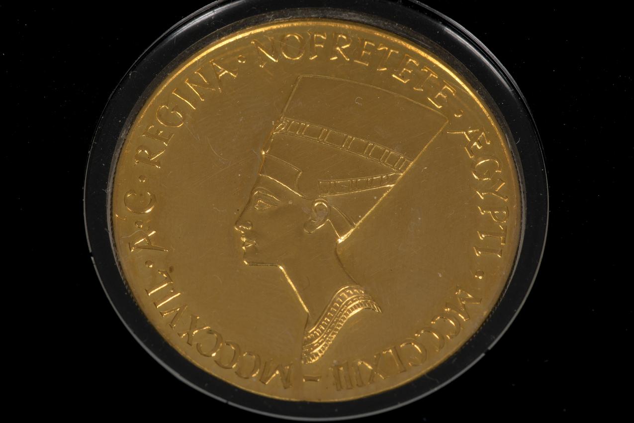 999 thousandths gold coin bearing the effigy of Tutanchamon and Regina Nofretete For Sale 2