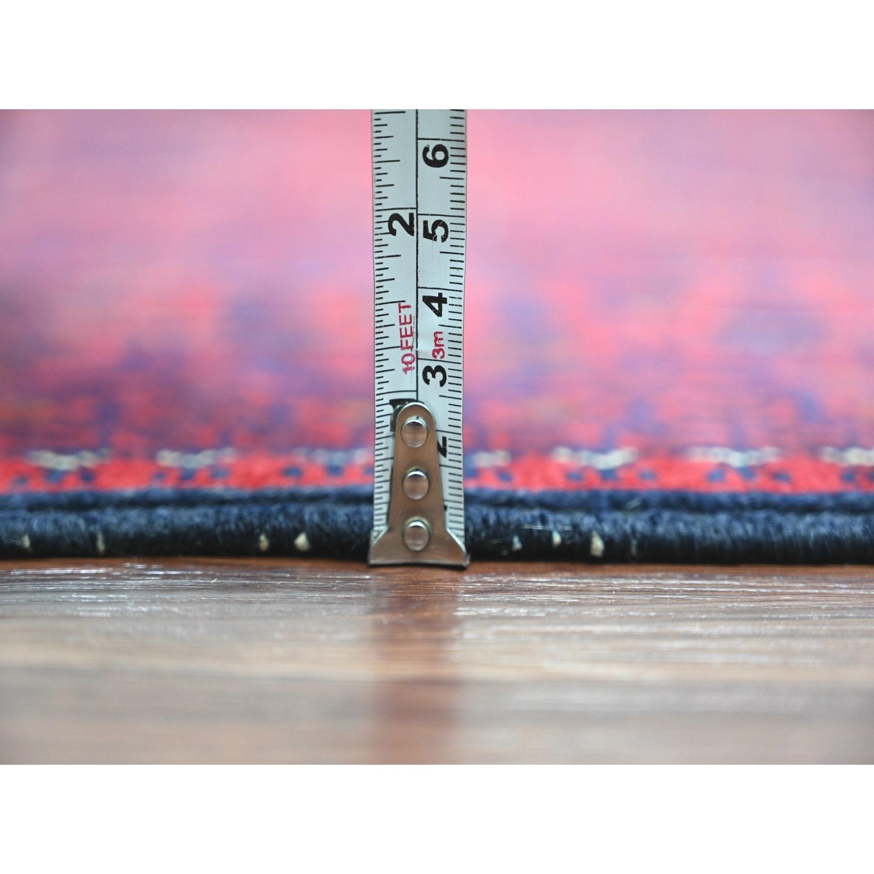 Tapis oriental rouge afghan Khamyab à motif géométrique noué à la main 9'9