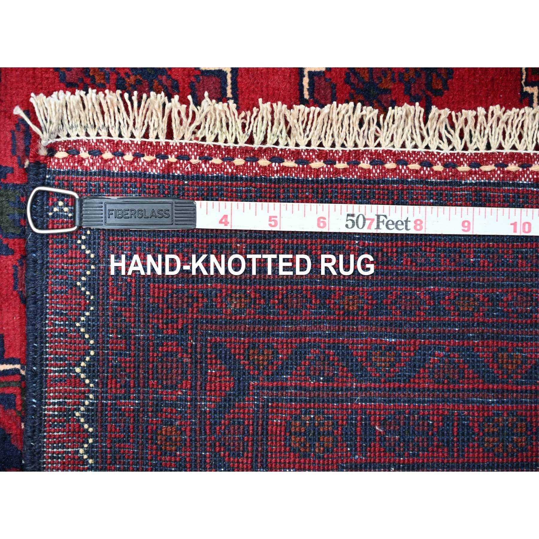 Tapis oriental rouge afghan Khamyab à motif géométrique noué à la main 9'9