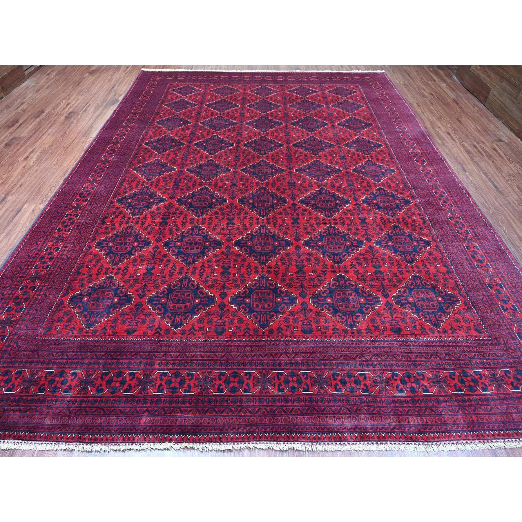 Rouge profond et saturé, Khamyab afghan avec design géométrique, teintures végétales, 100% laine, noué à la main, tapis d'Orient
Matières premières : Laine
Latex : Pas de poils 
hauteur : 0,25 pouces
Style : Traditionnel
Couleur primaire :