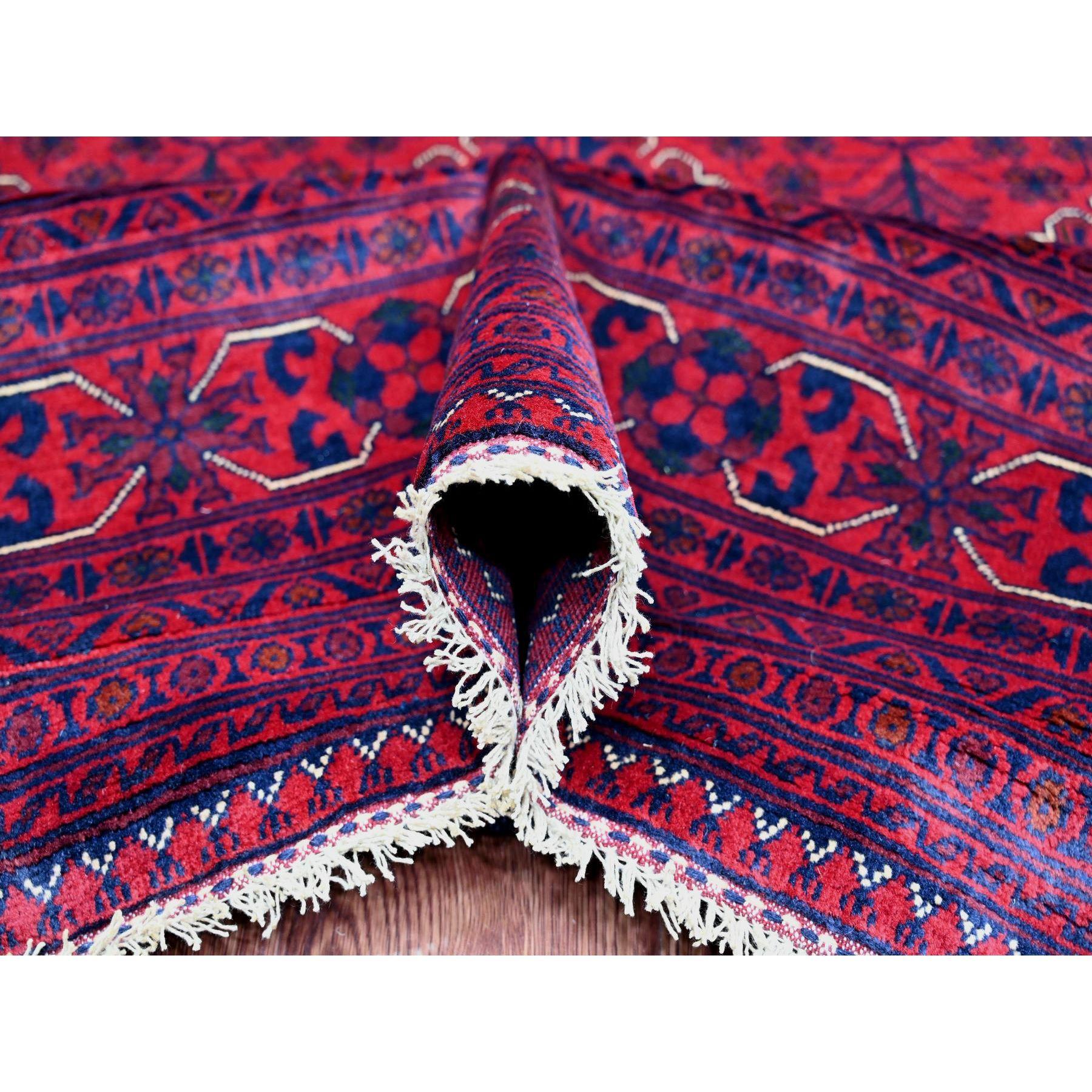 Noué à la main Tapis oriental rouge afghan Khamyab à motif géométrique noué à la main 9'9