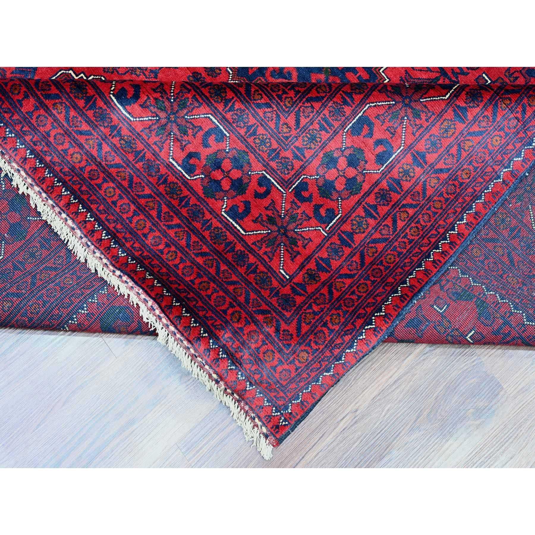 Tapis oriental rouge afghan Khamyab à motif géométrique noué à la main 9'9