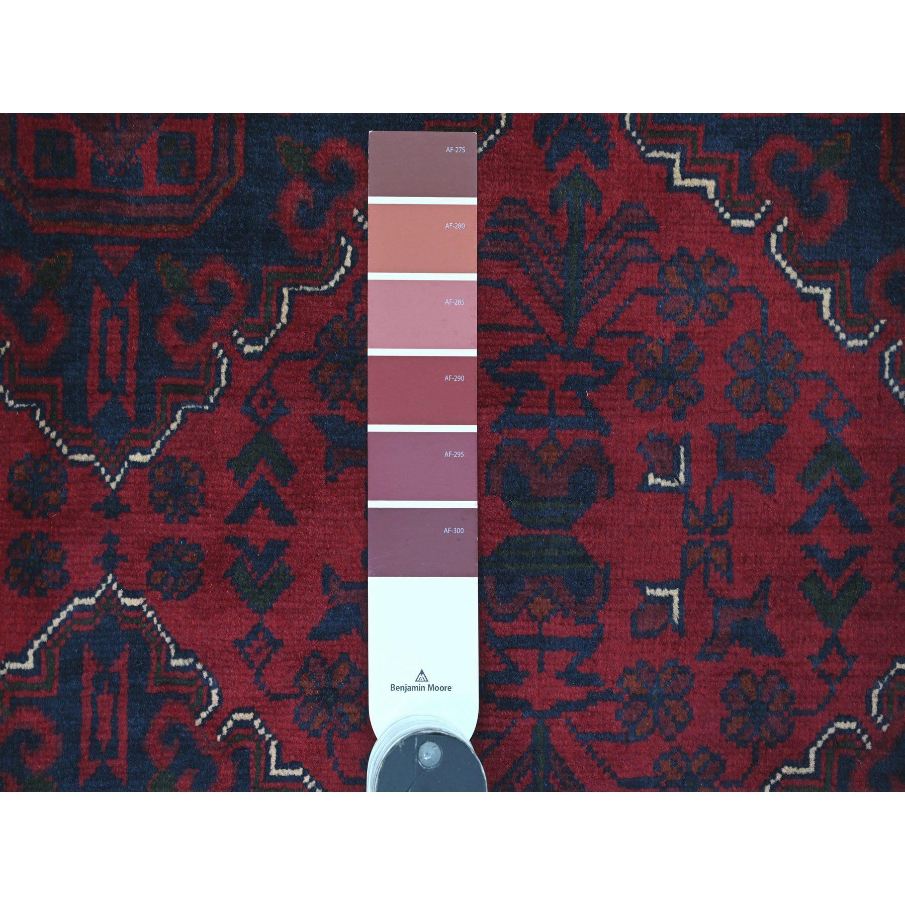 XXIe siècle et contemporain Tapis oriental rouge afghan Khamyab à motif géométrique noué à la main 9'9